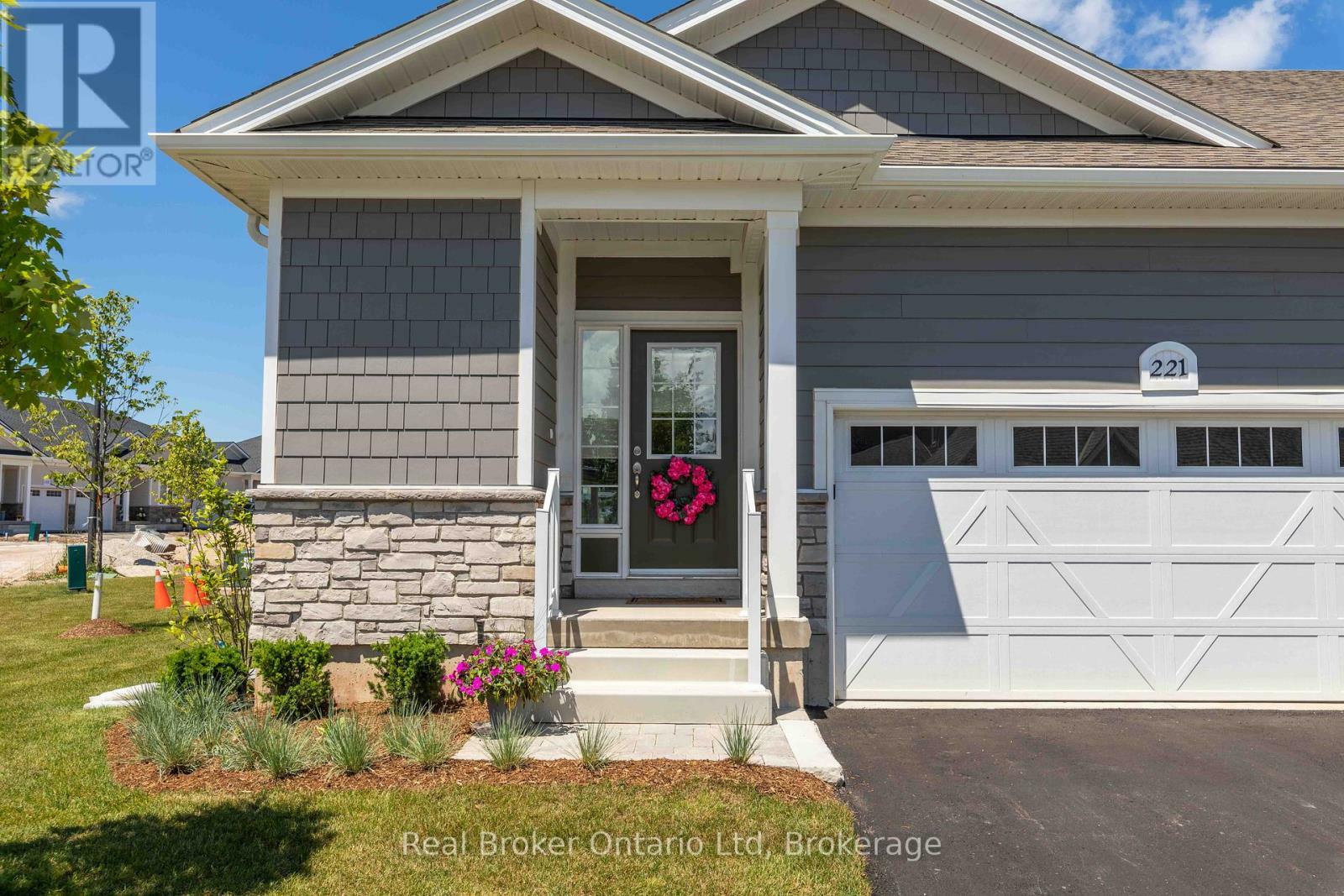 Property Photo: 221 Ironwood Way 18 ON N0H 1S0