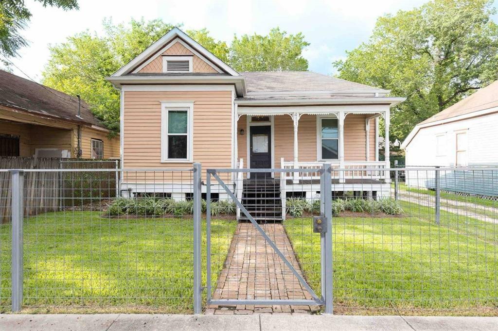 Property Photo:  411 Marie Street  TX 77009 