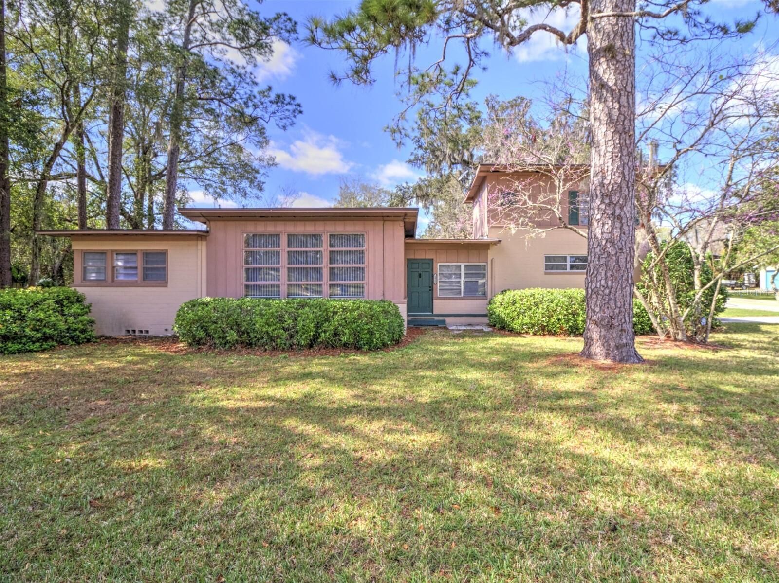 Property Photo: 1022 NE 11th Avenue FL 34470