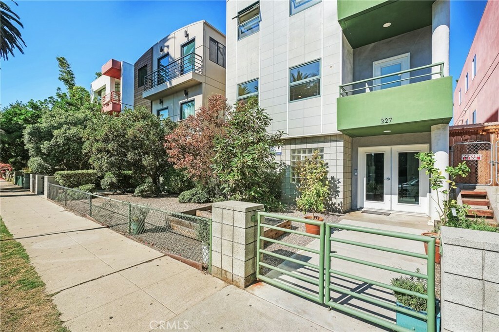 Property Photo: 227 Market Street CA 90291