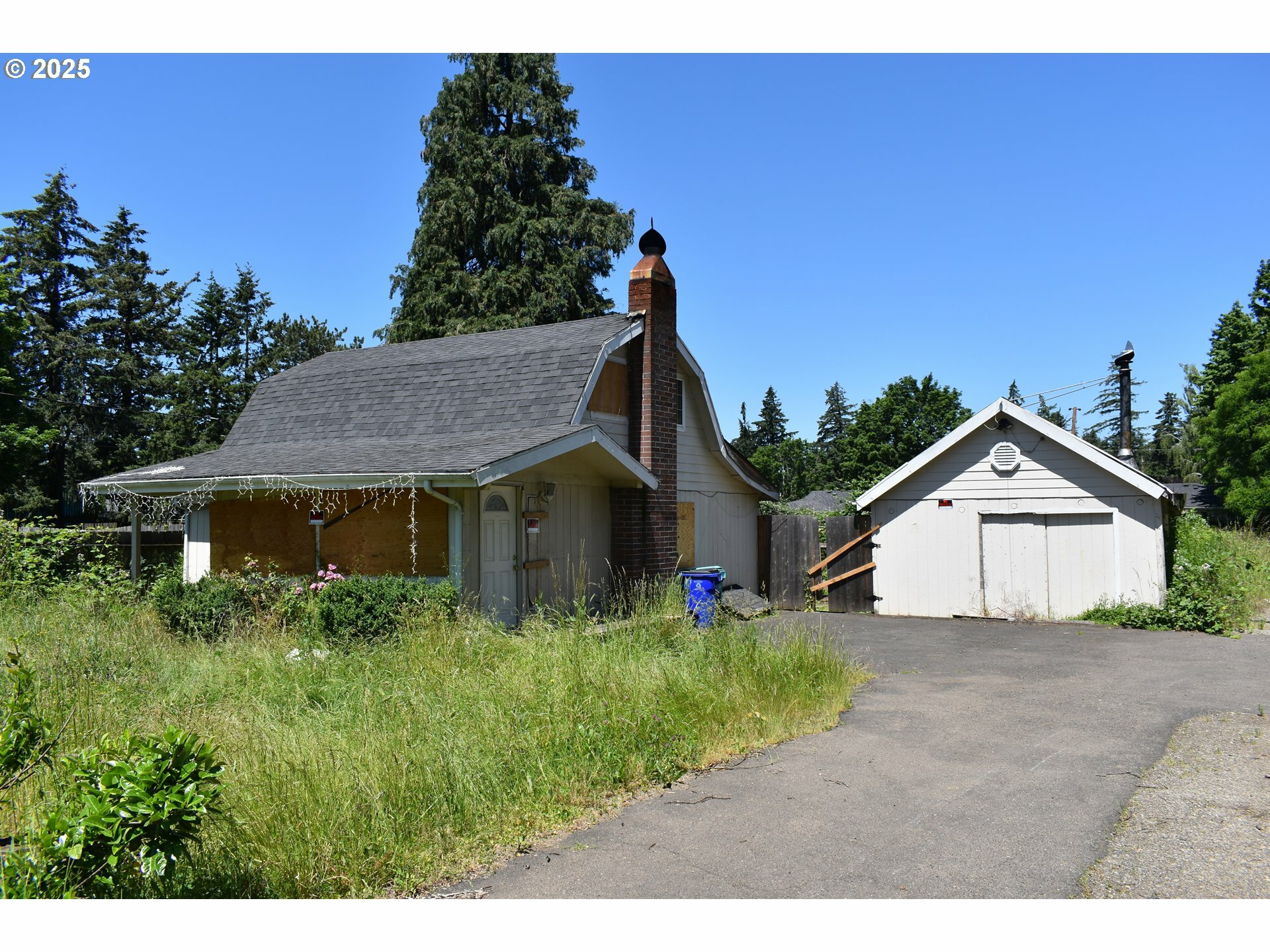 Property Photo: 13331 SE Bush St OR 97236