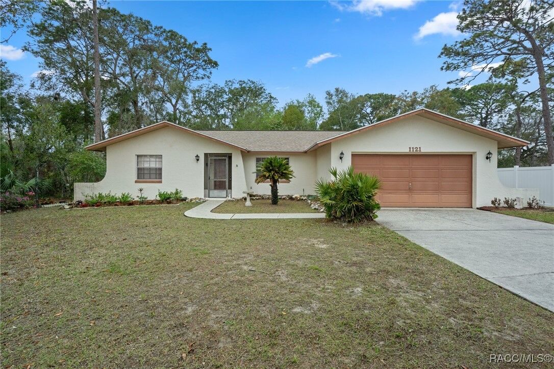 Property Photo: 1121 Woodcrest Avenue FL 34453