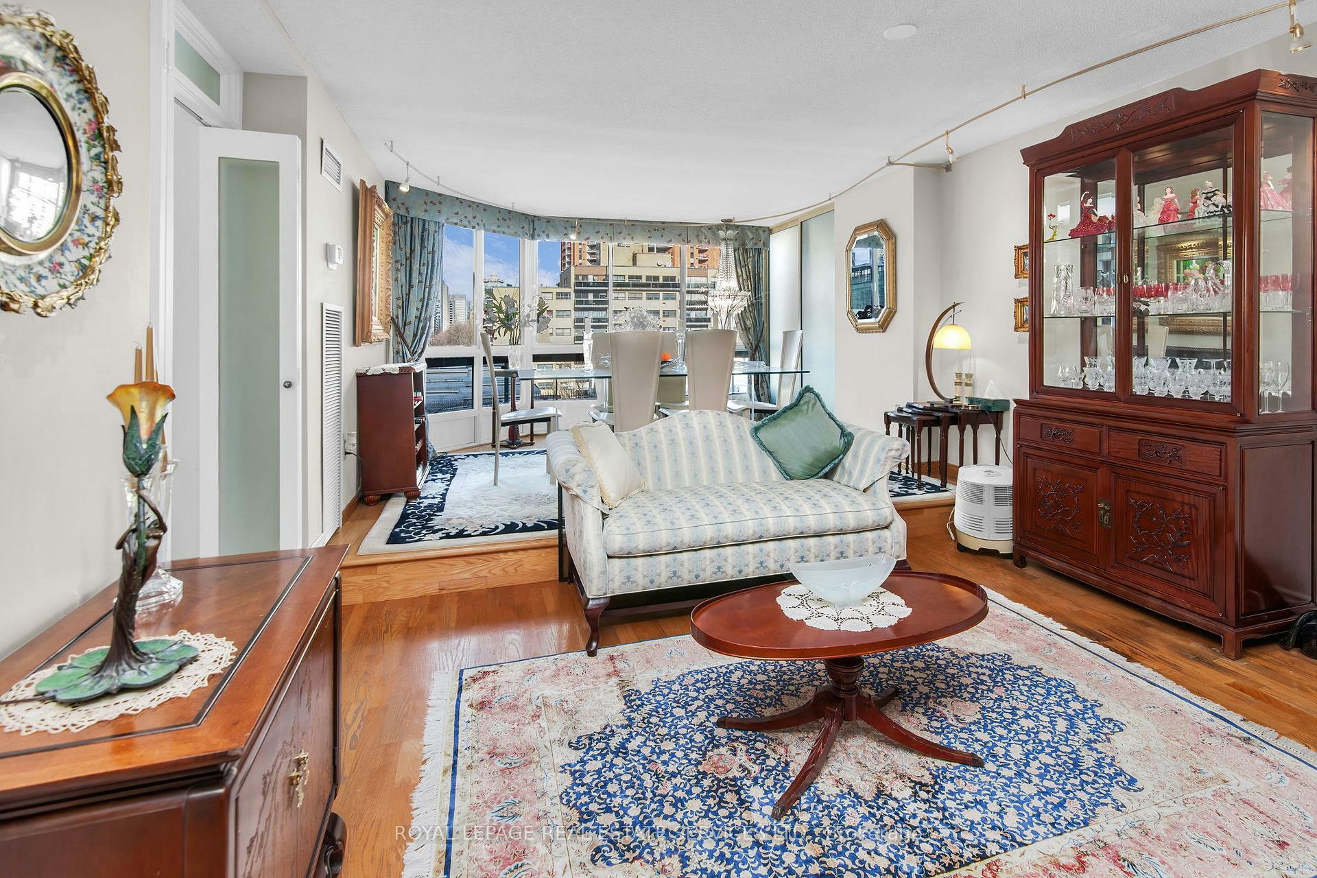 Property Photo: 130 Carlton Street 609 ON M5A 4K3