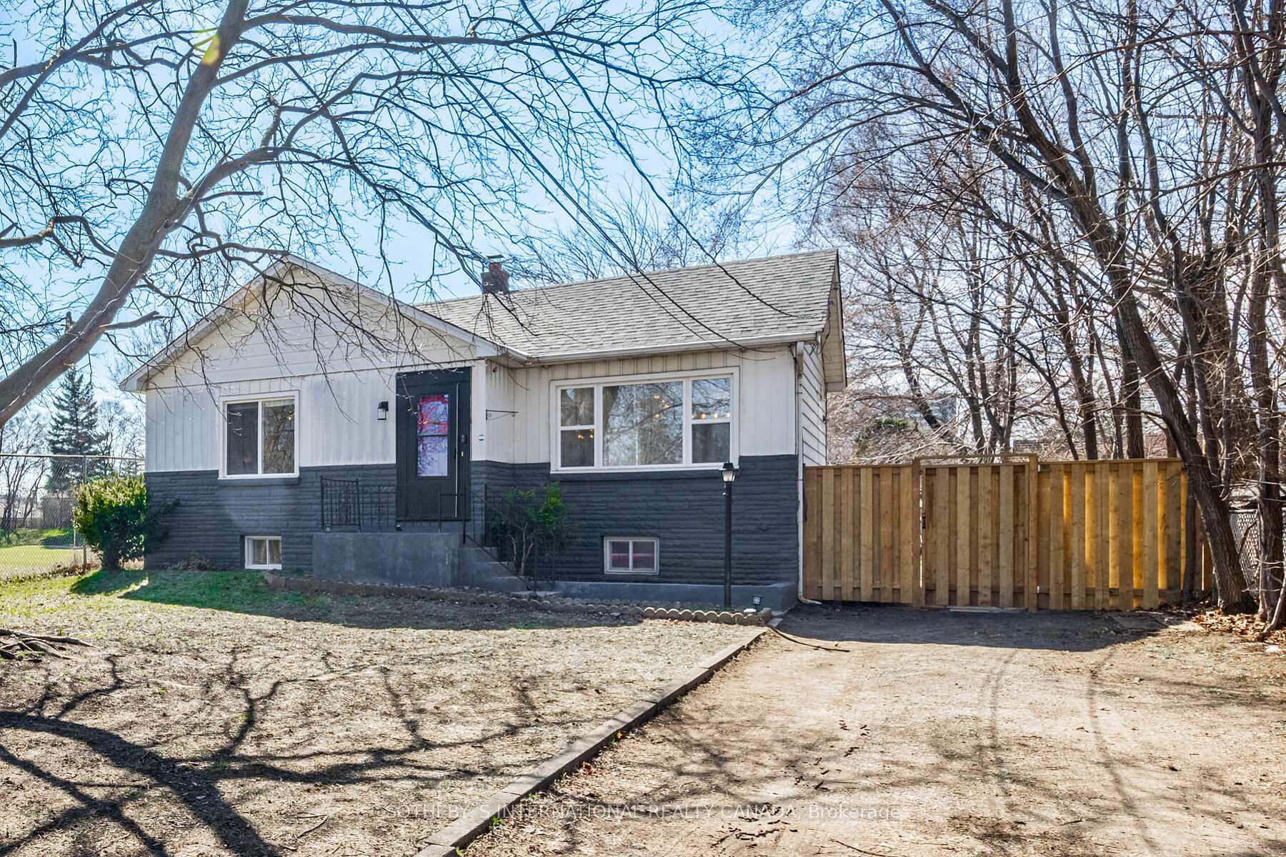 Photo de la propriété: 4075A Lawrence Ave E ON M1E 2R6