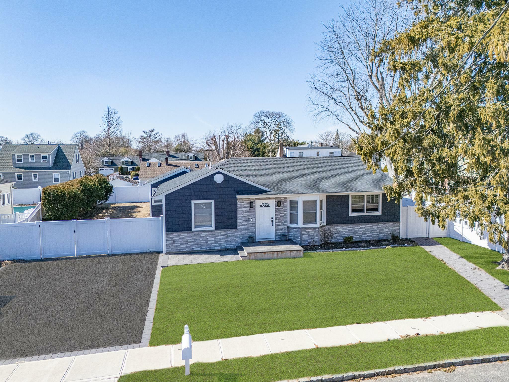 20 E Bay Drive  West Islip NY 11795 photo