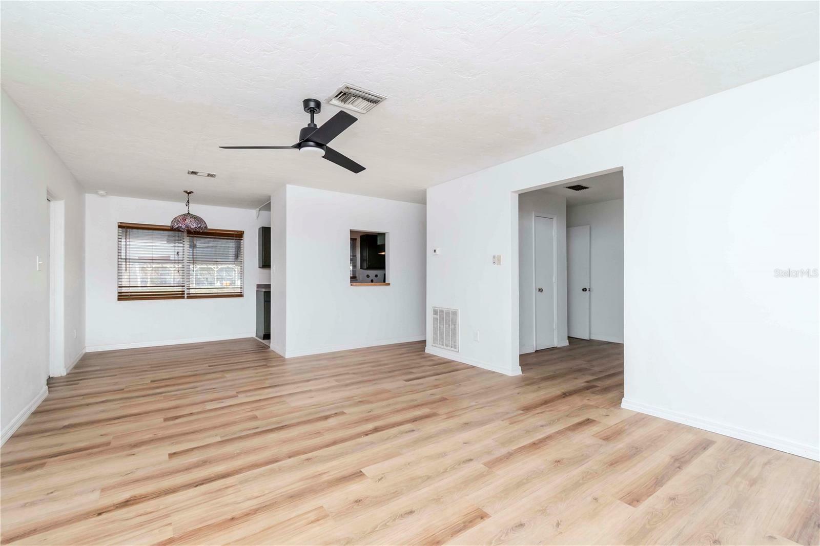 Property Photo:  6604 Columbia Drive  FL 34207 