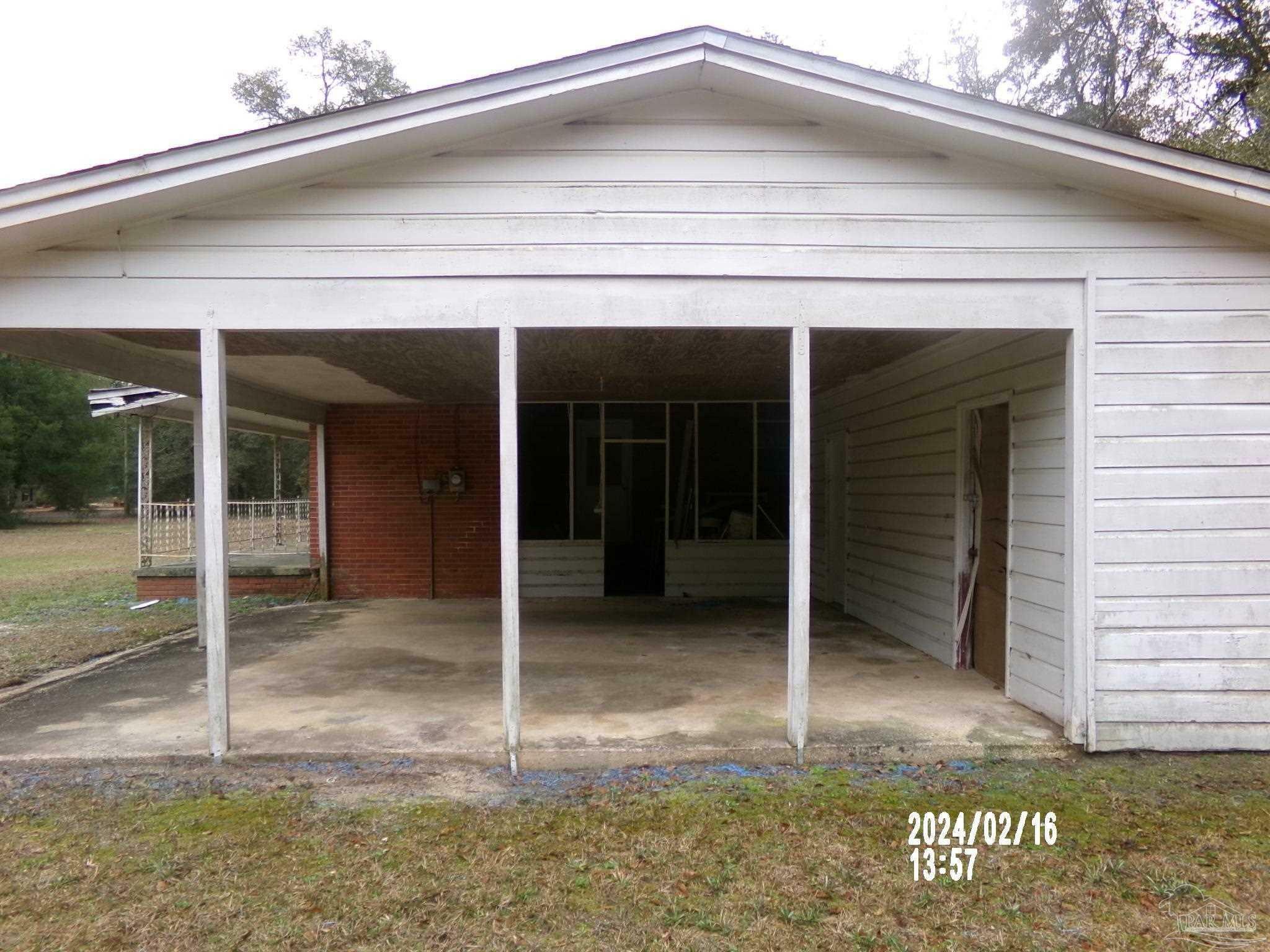 Property Photo: 5475 Walker Rd FL 32570