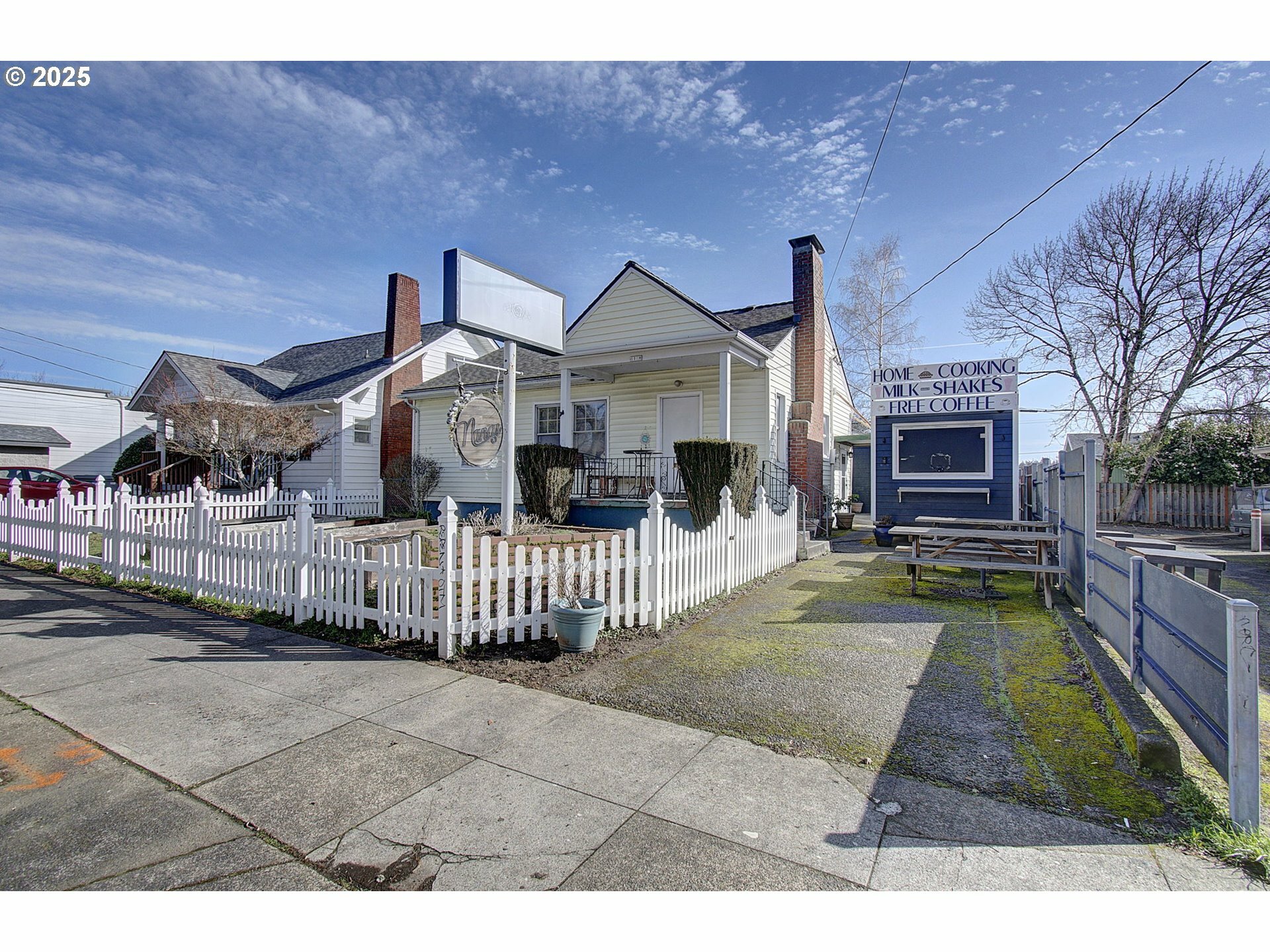Property Photo: 6108 SE Milwaukie Ave OR 97202