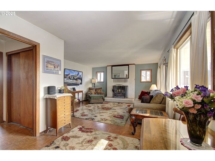 Property Photo: 6108 SE Milwaukie Ave OR 97202