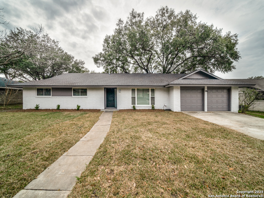 Property Photo: 606 Moorside TX 78239