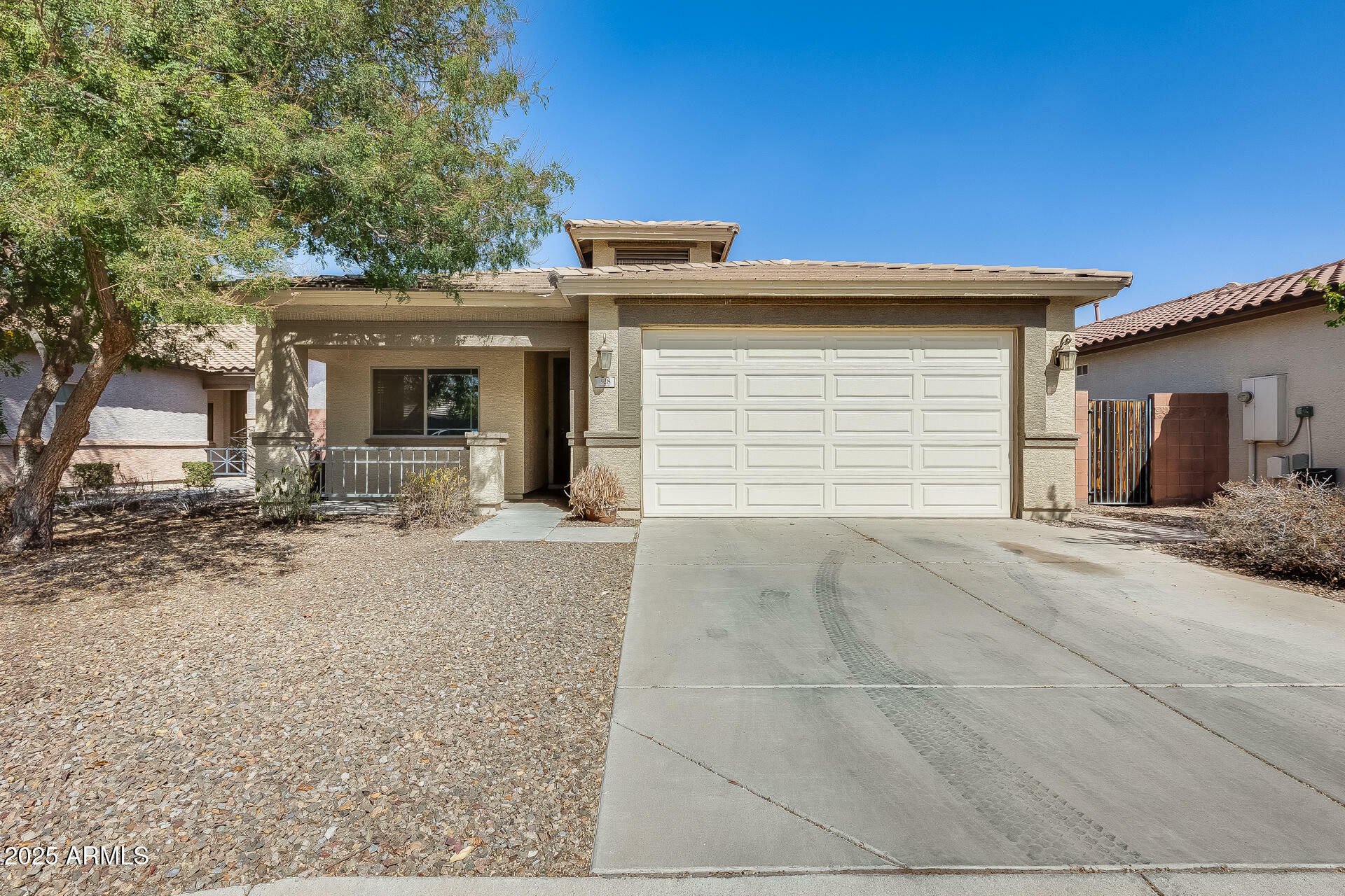 Property Photo:  328 W Dragon Tree Avenue  AZ 85140 