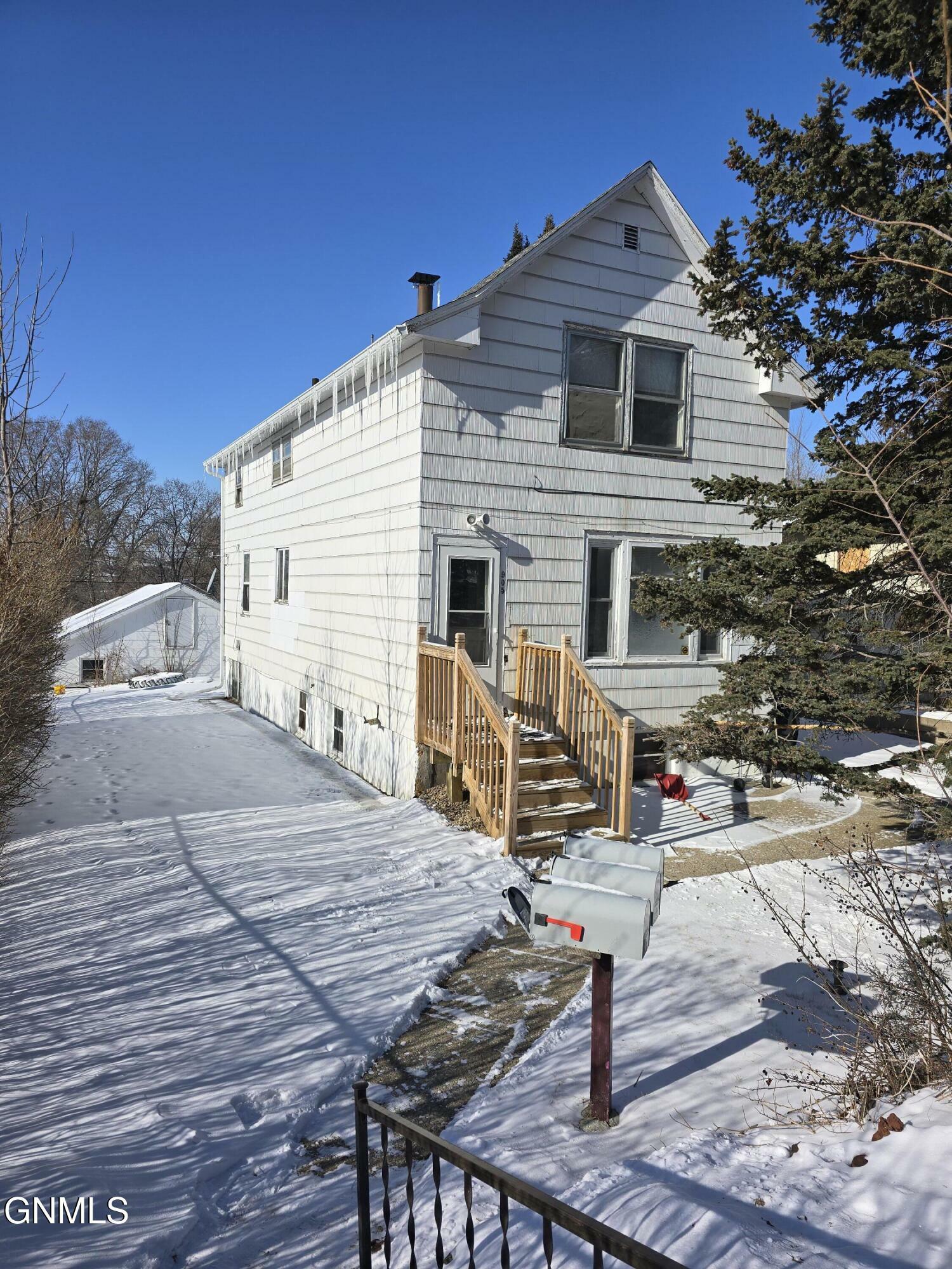 Property Photo:  905 3rd Avenue NW  ND 58554 