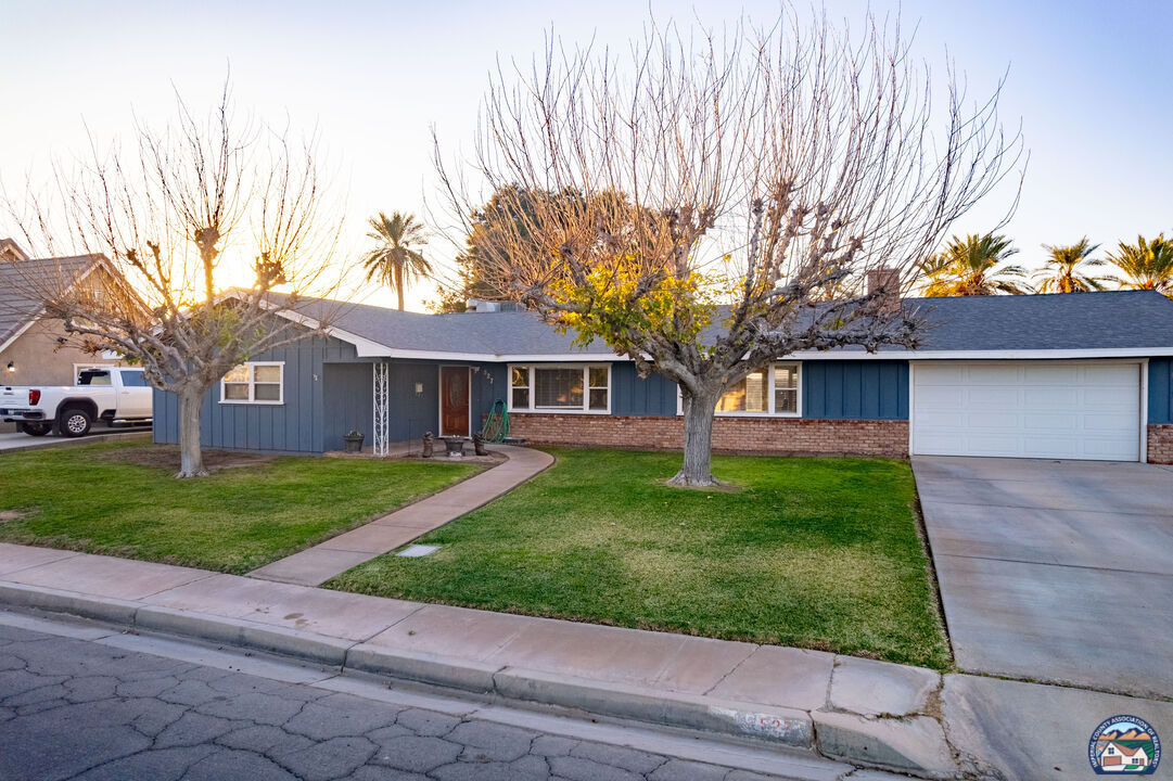 Property Photo: 527 W Magnolia St CA 92227