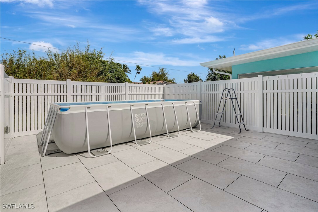 Property Photo:  719 Sharar Court  FL 33904 