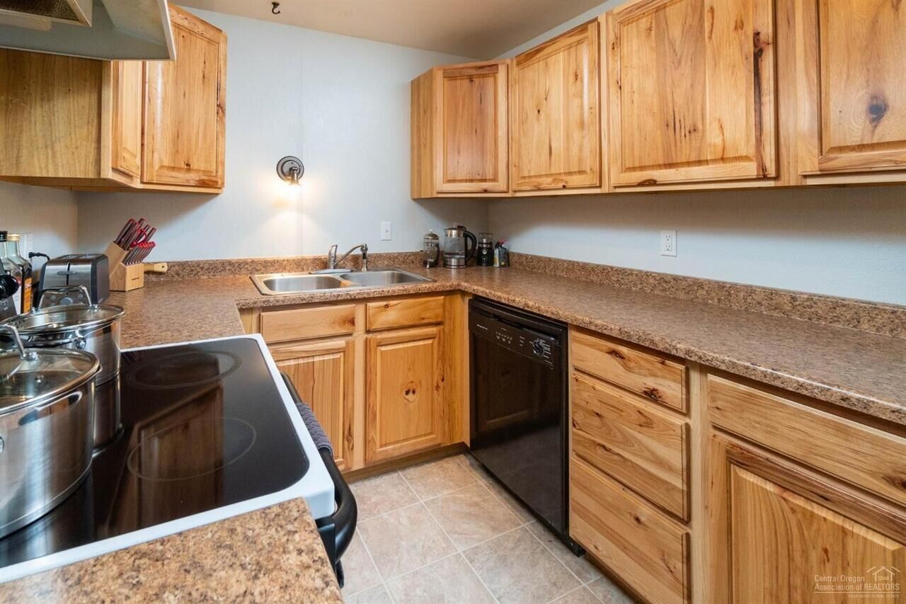 Property Photo:  20390 Fairway Drive Apt 7  OR 97702 