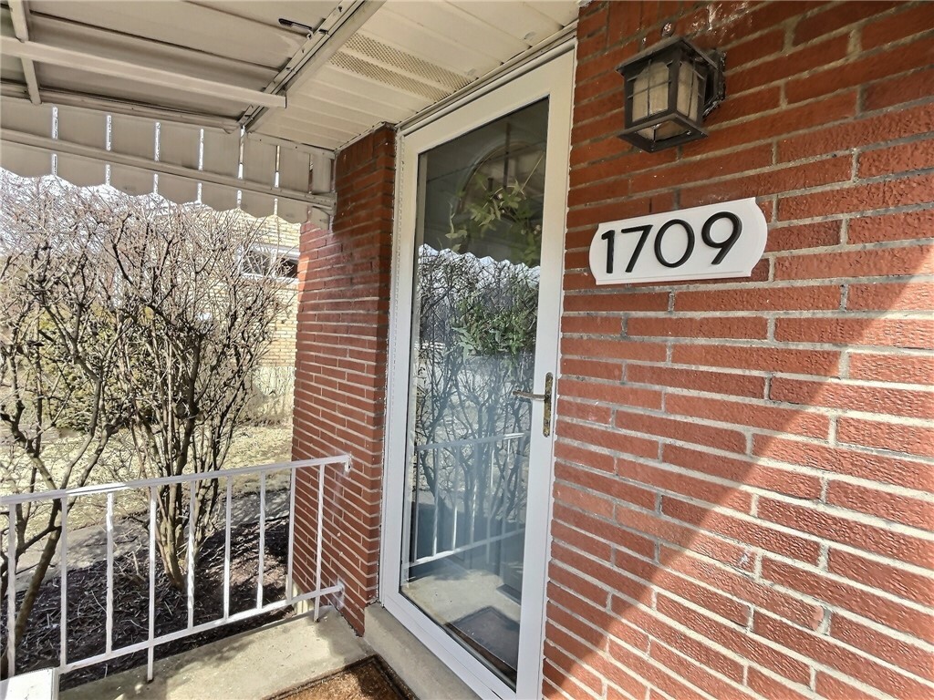 Property Photo:  1709 Beryl Dr  PA 15227 