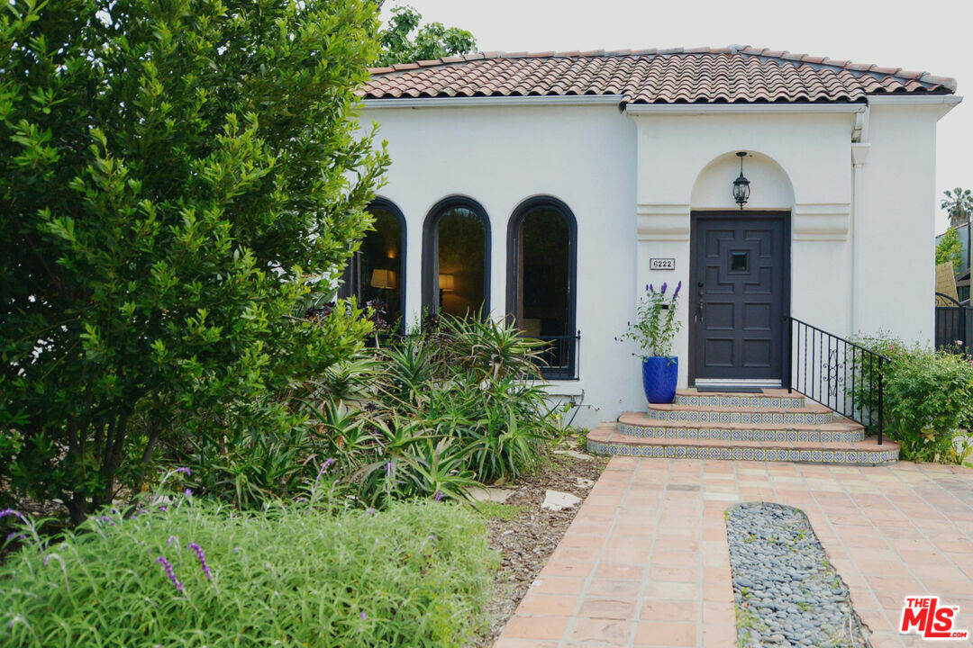 Property Photo:  6222 San Vicente Blvd  CA 90048 