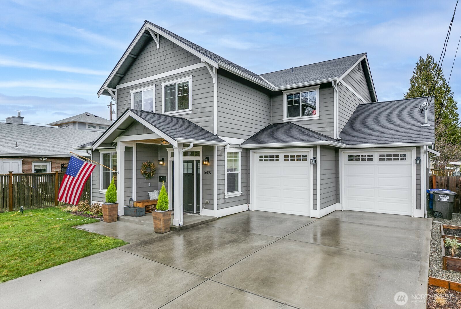 Property Photo:  1609  5th Street  WA 98201 