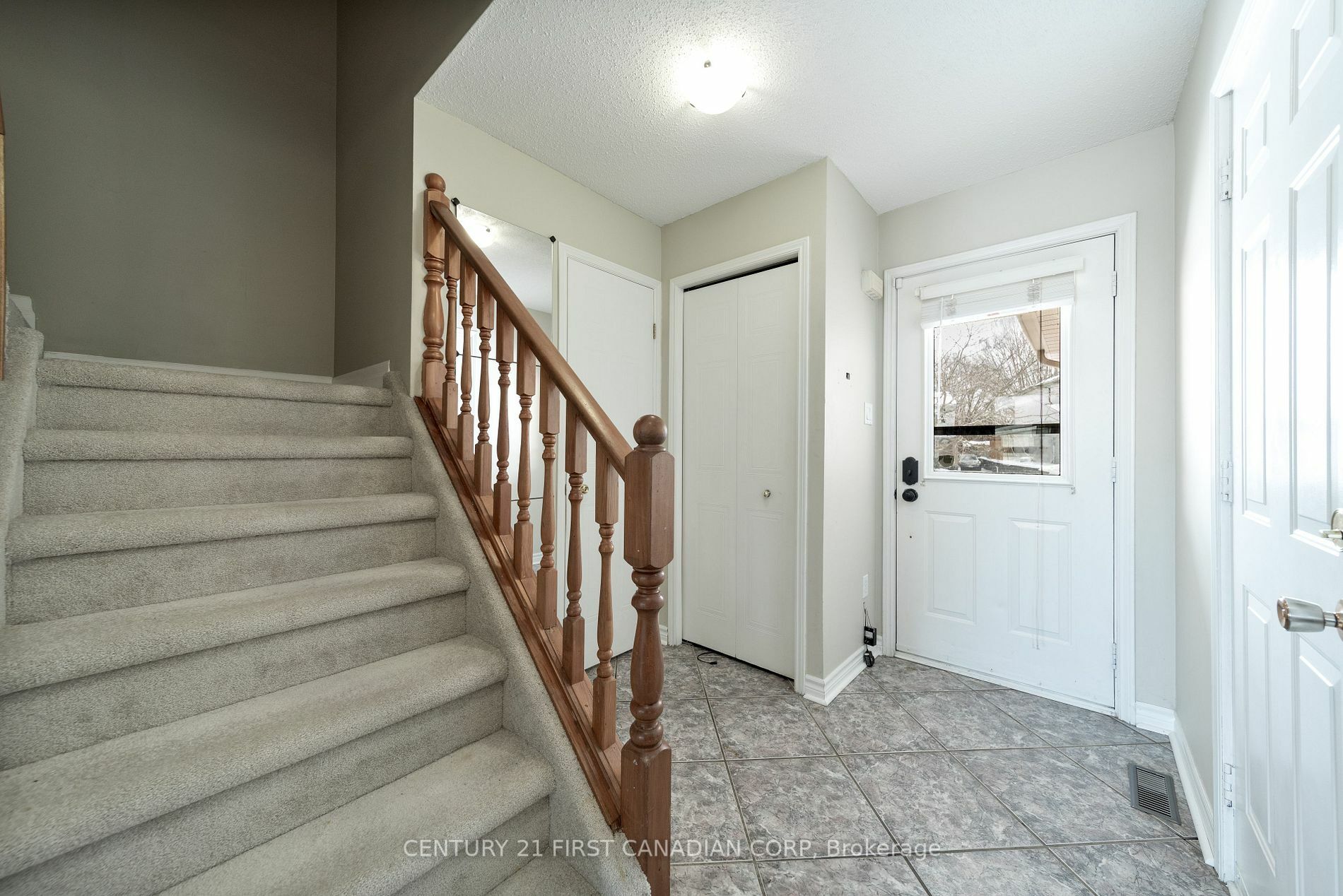 Property Photo:  869 Shelborne St  ON N5Z 5A7 