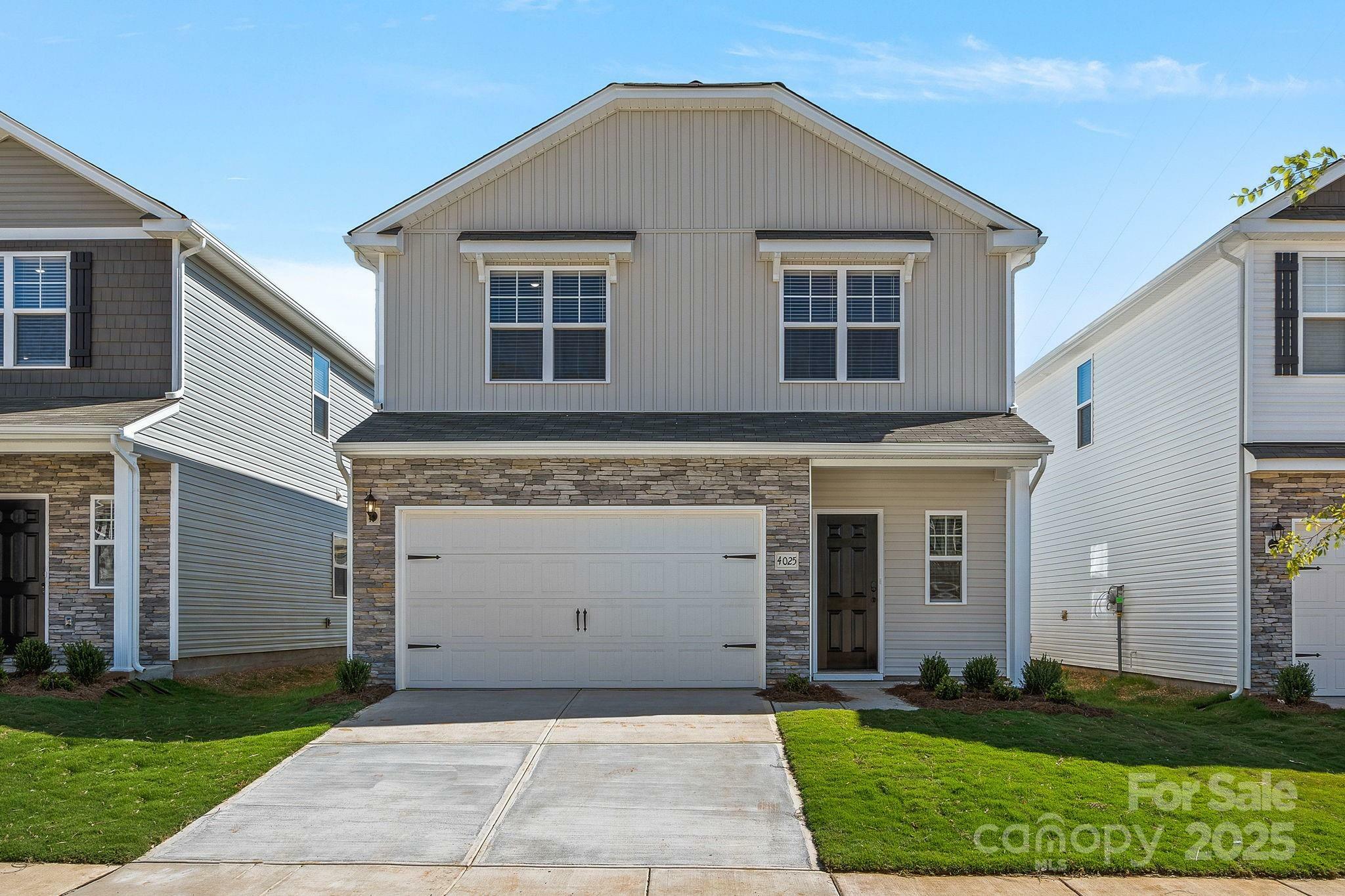 Property Photo: 2124 Clapham Court NC 28215