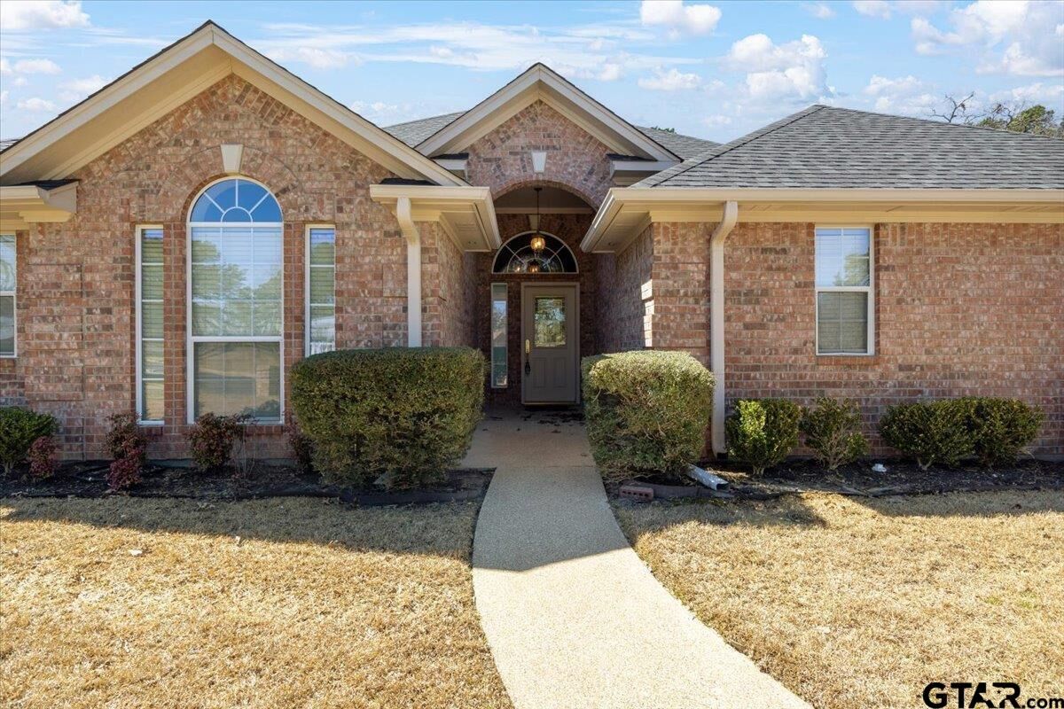Property Photo: 2802 Gloucester TX 75707