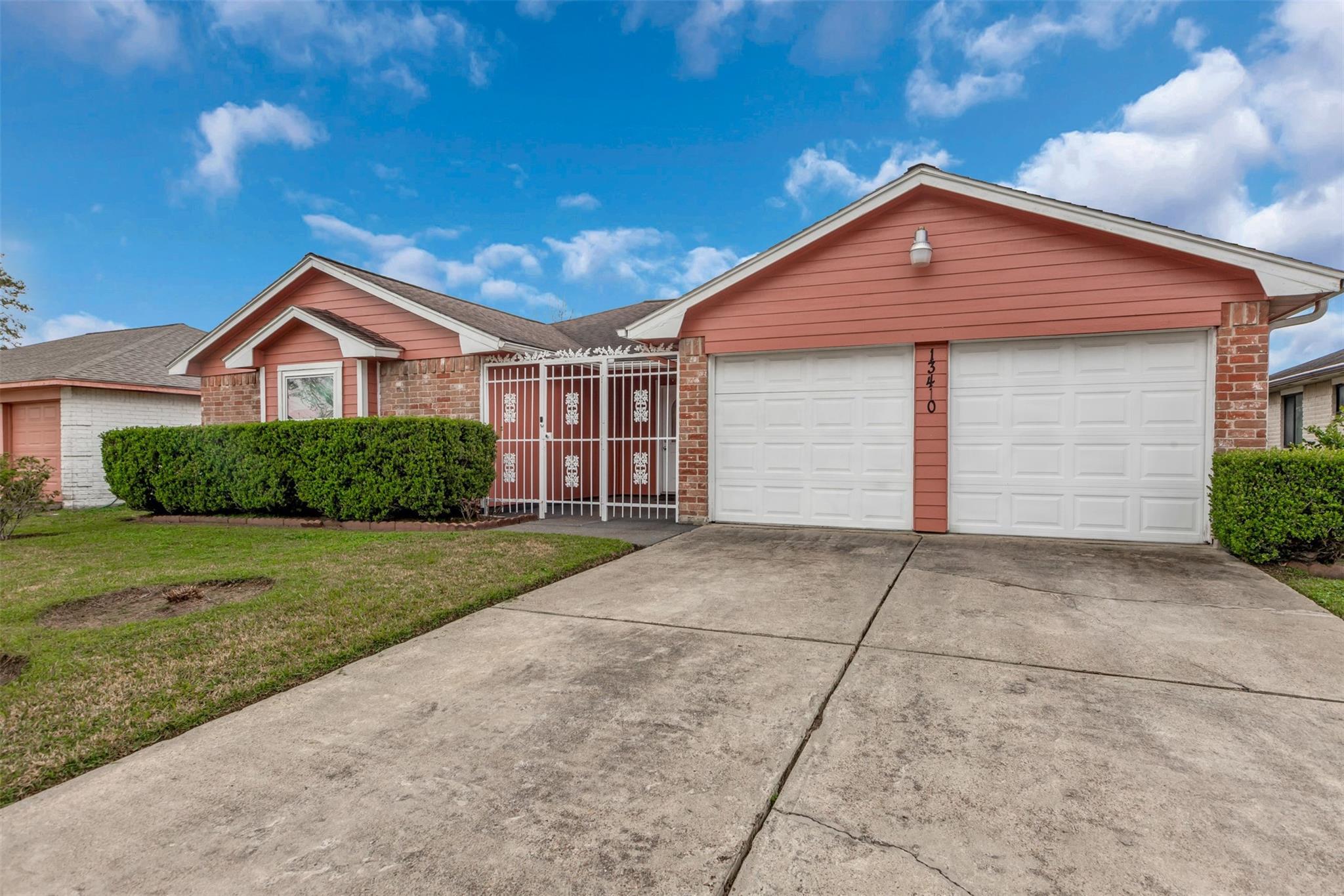 Property Photo: 13410 S Thorntree Drive TX 77015
