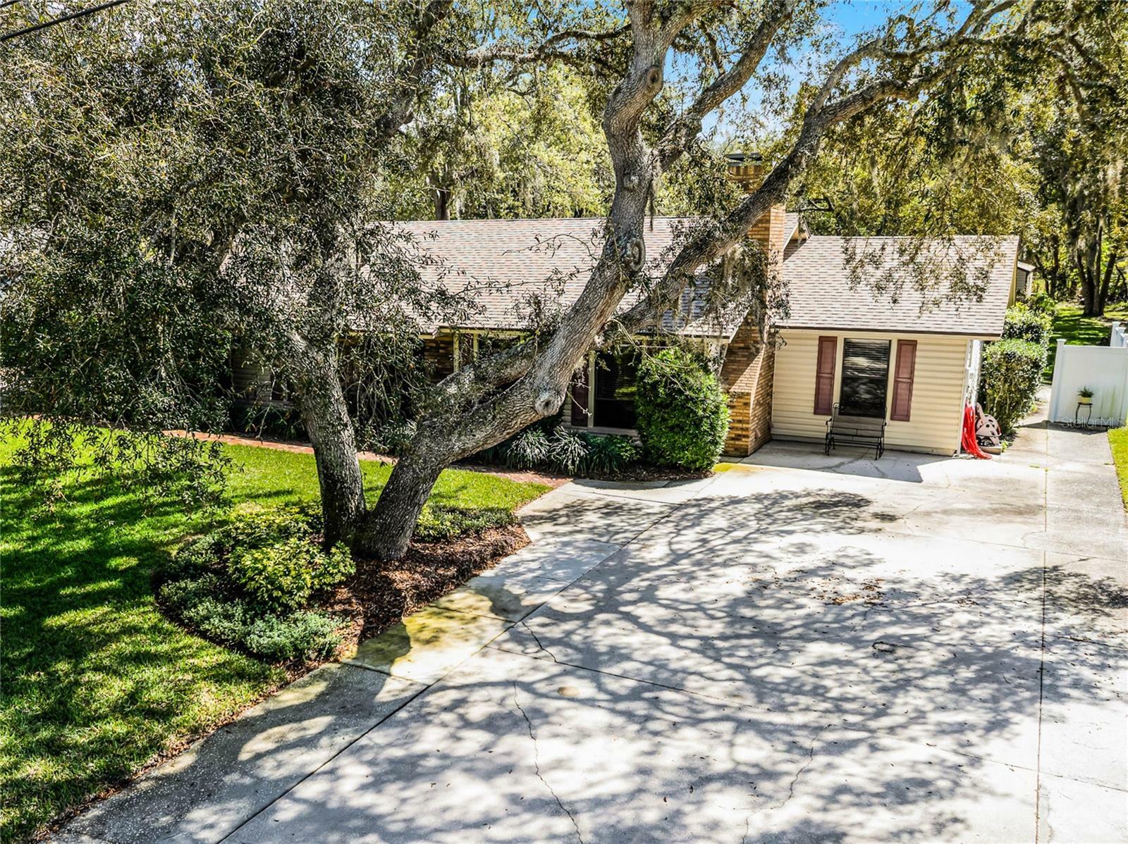 Property Photo:  3614 Twisted Oak Court  FL 33898 