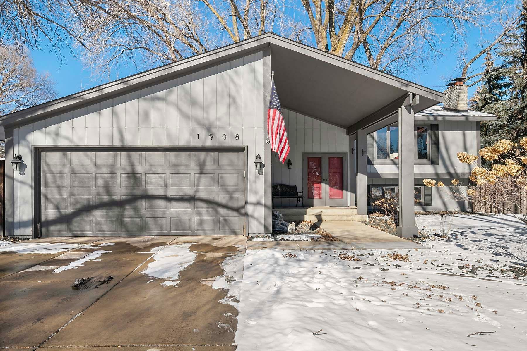 Property Photo:  1908 E Manor Boulevard  MN 55337 