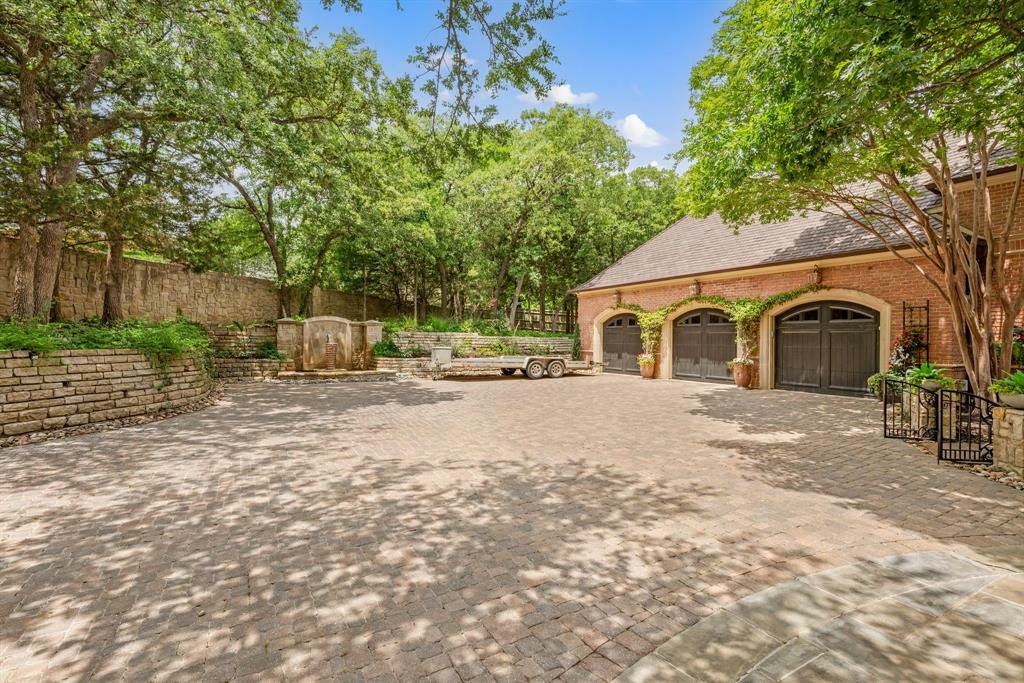 Property Photo: 900 Kingsbury Way TX 76092