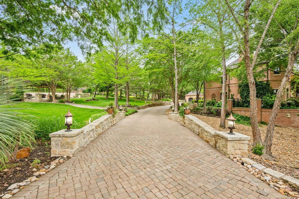Property Photo: 900 Kingsbury Way TX 76092