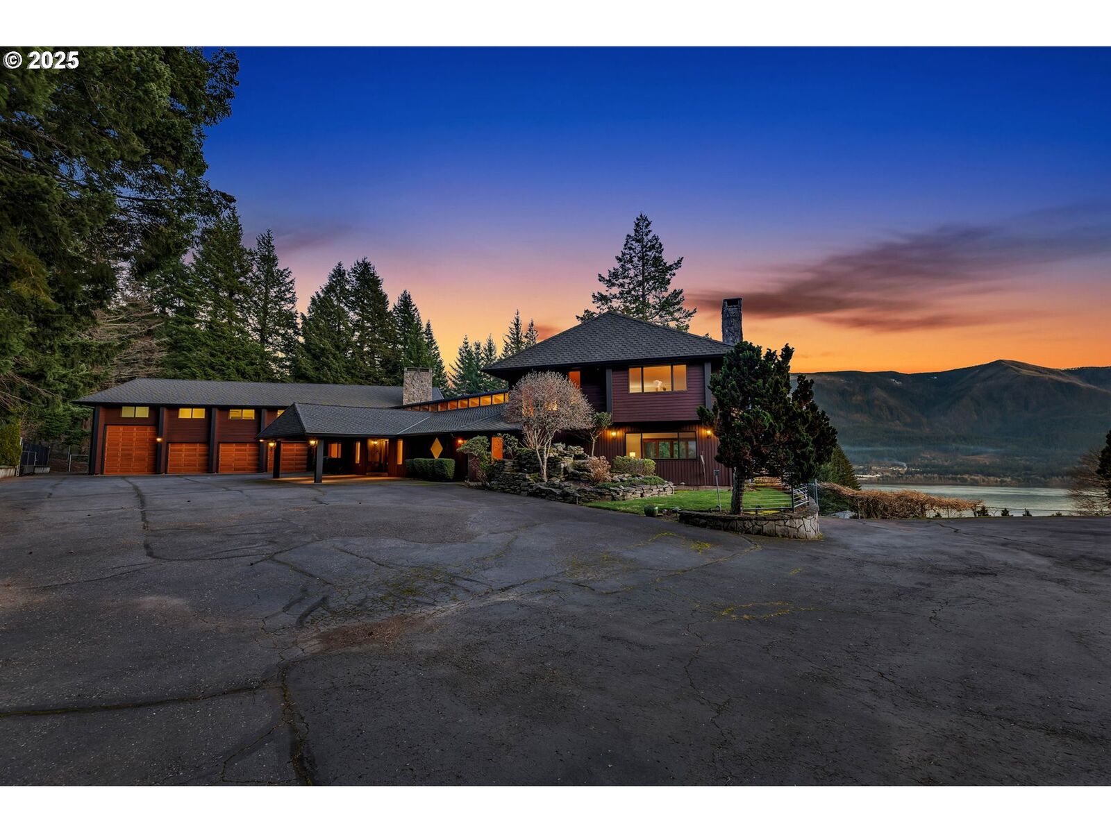 Property Photo:  850 NE Montell Ter  WA 98648 