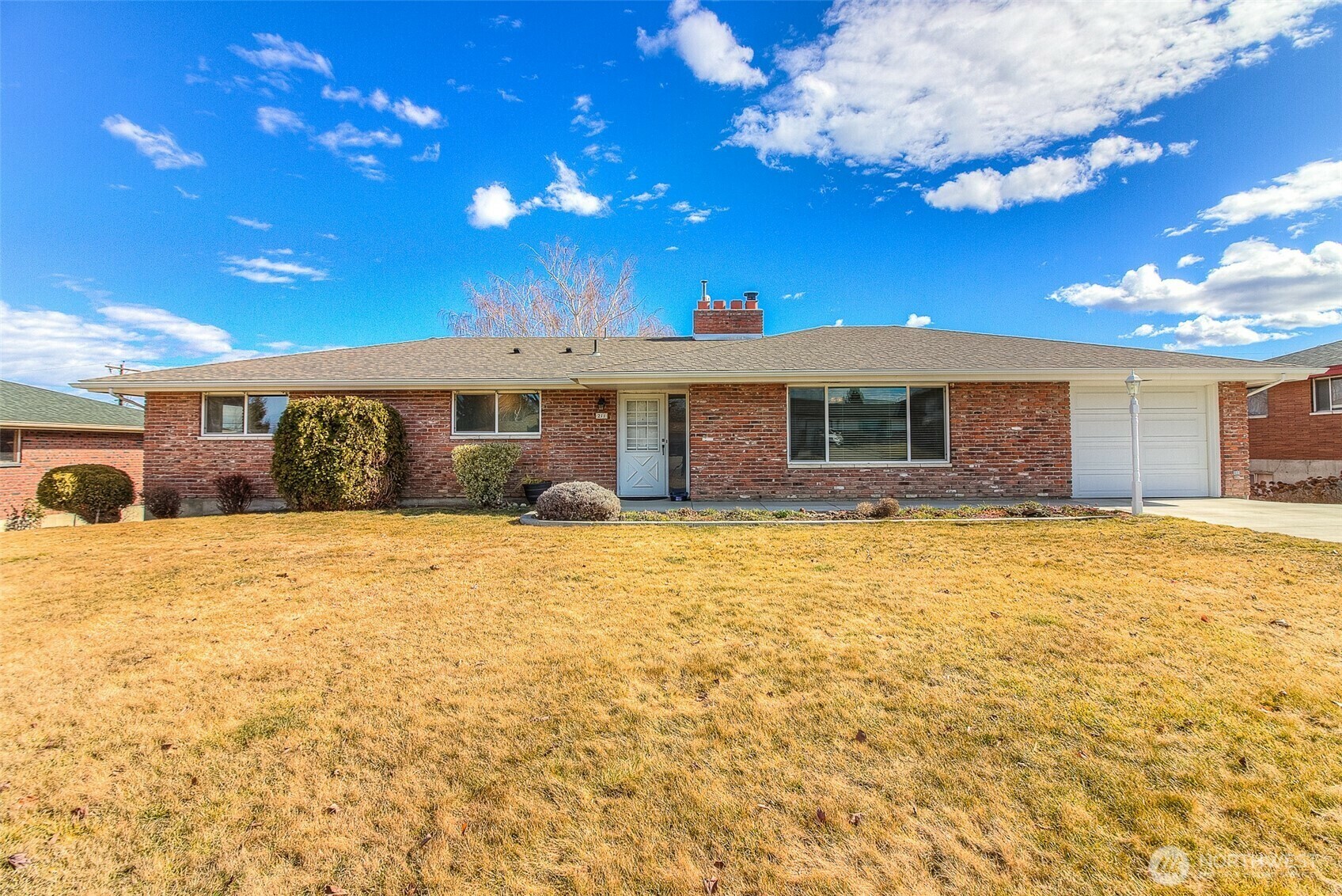 Property Photo:  211 S 57th Avenue  WA 98908 