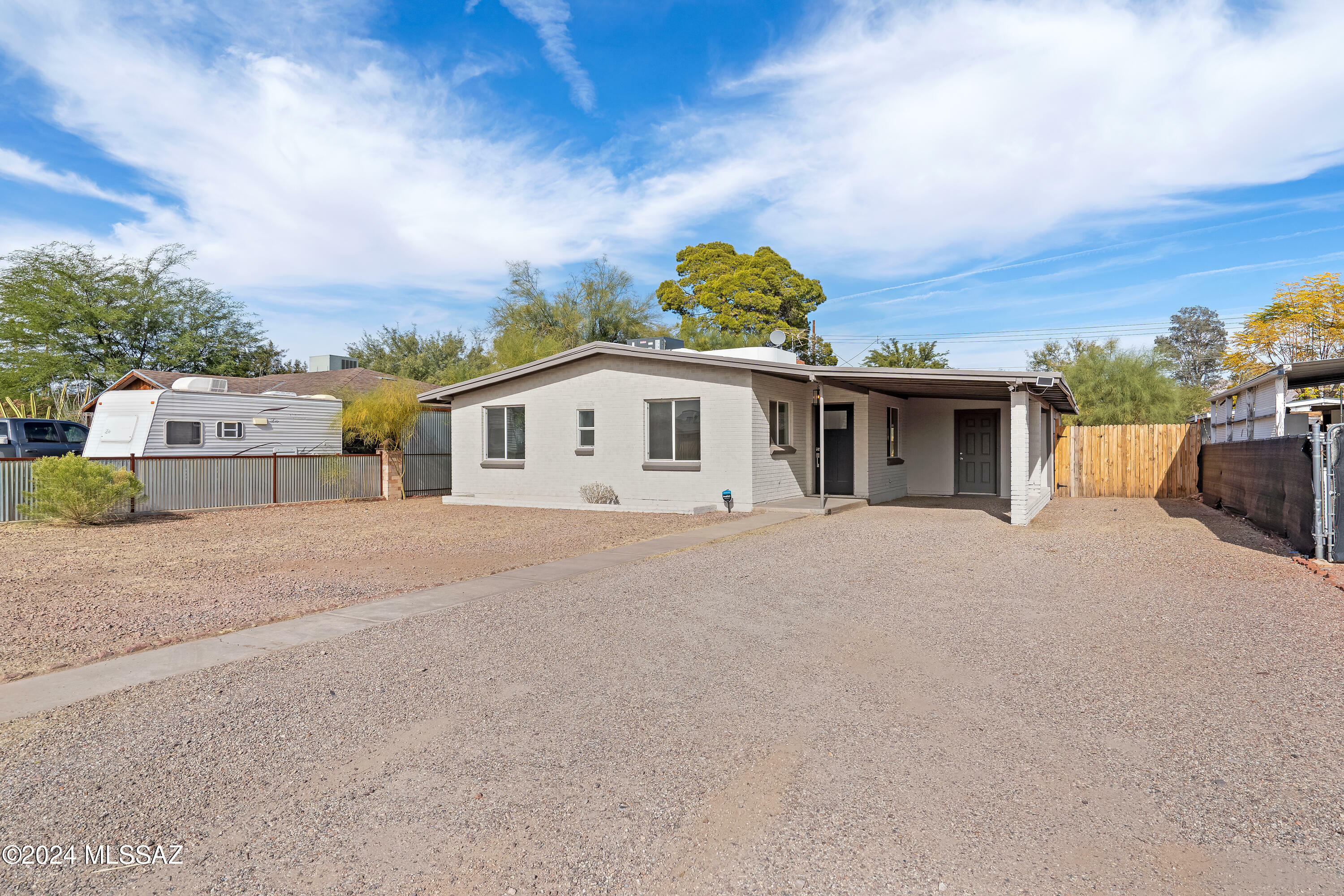 Property Photo:  905 E Prince Road  AZ 85719 