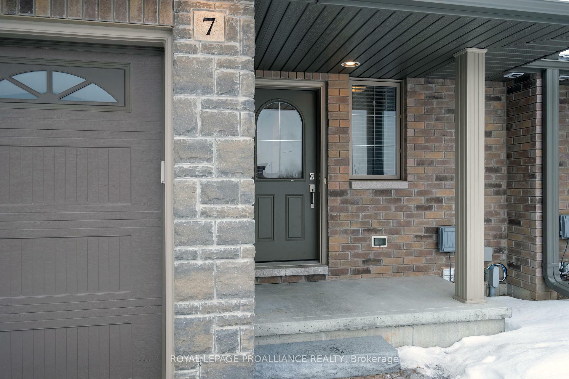 Property Photo: 7 Hillside Meadows Drive ON K8V 0J5
