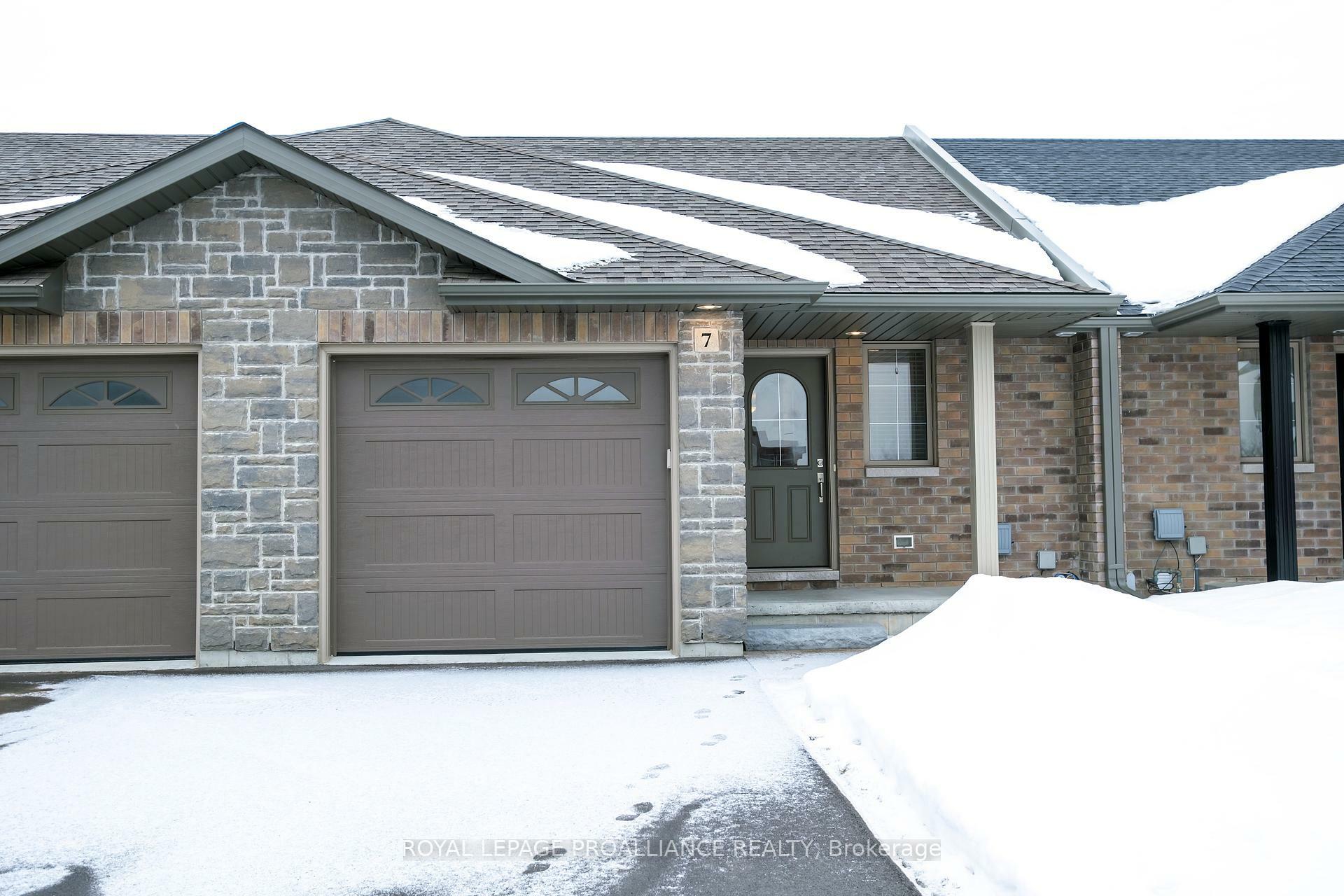 Property Photo: 7 Hillside Meadows Drive ON K8V 0J5