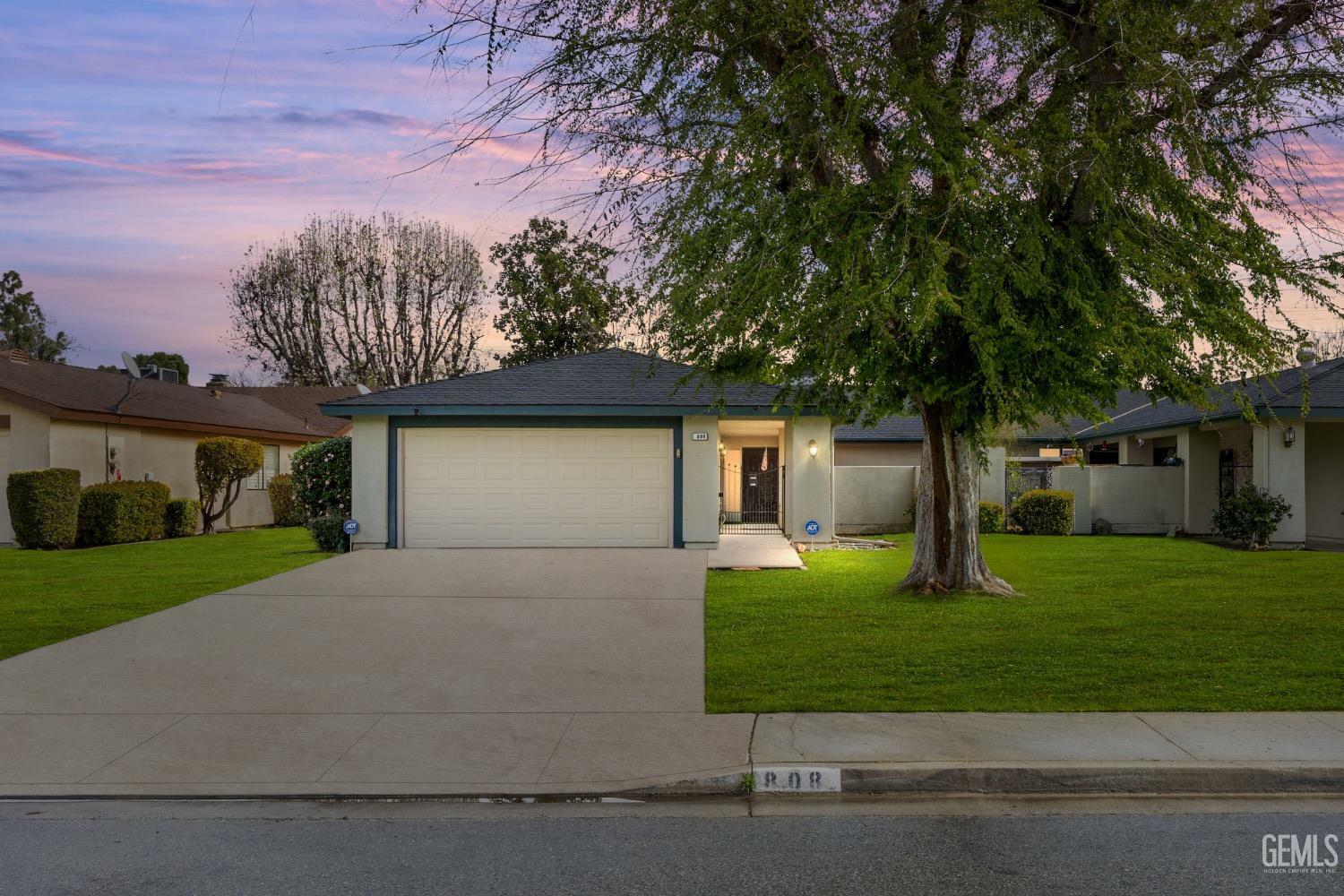 Property Photo: 808 Bermuda Street CA 93309