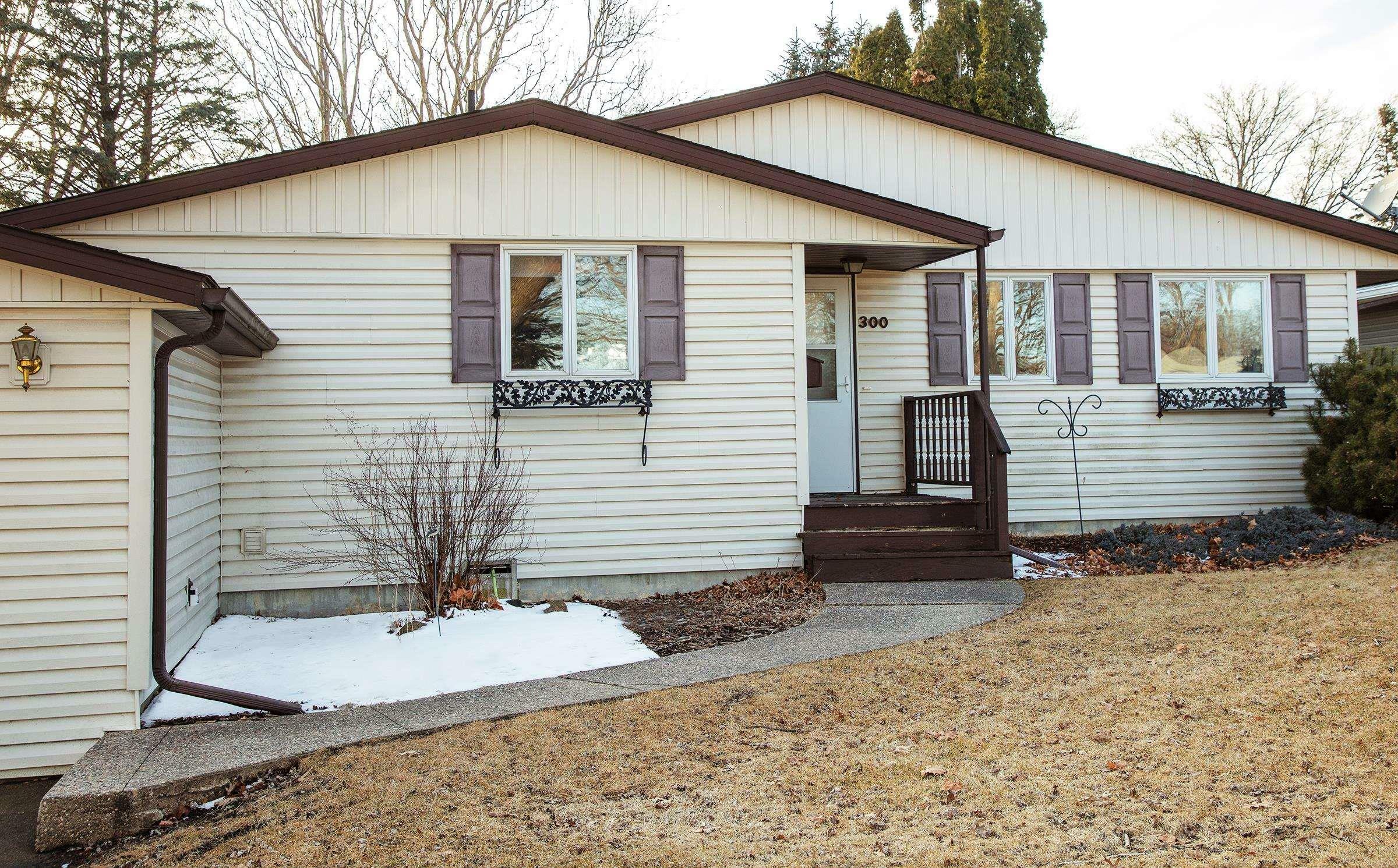 Property Photo:  300 Sunset St  IA 50677 