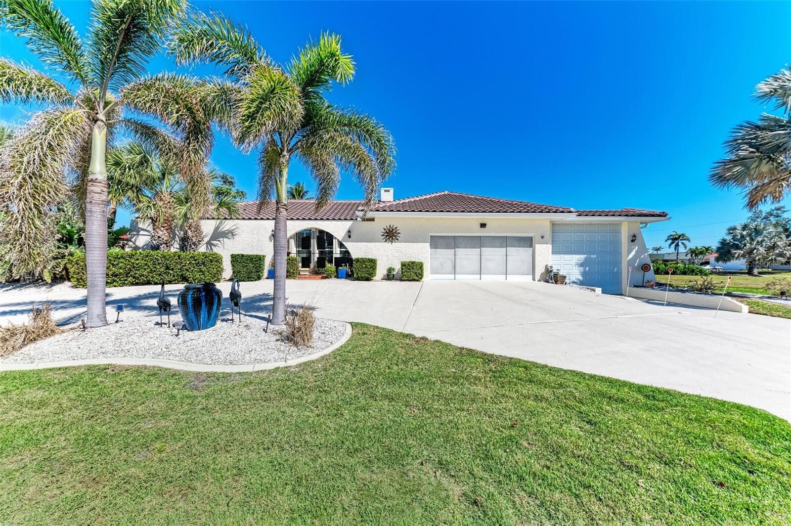 Property Photo: 740 Via Esplanade FL 33950