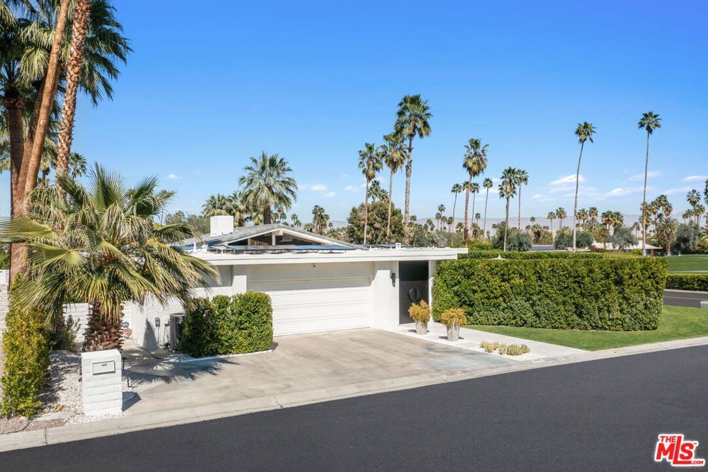 Property Photo: 994 E Balboa Circle CA 92264