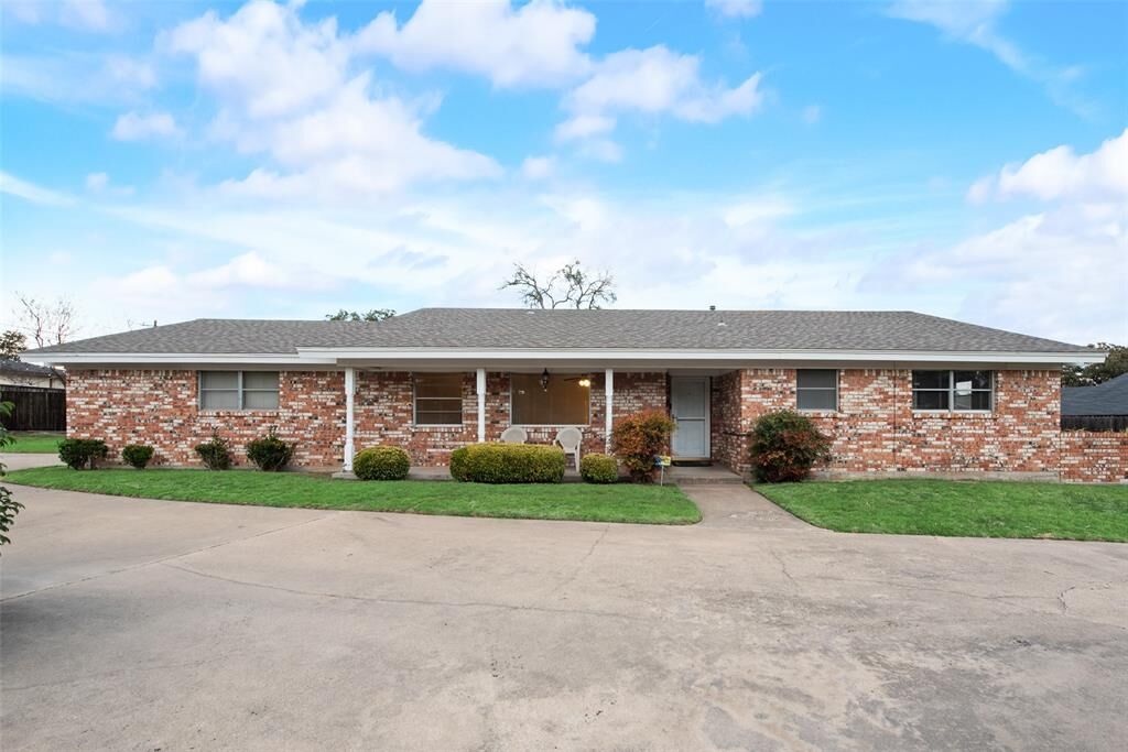 Property Photo: 8504 Berend Court TX 76116