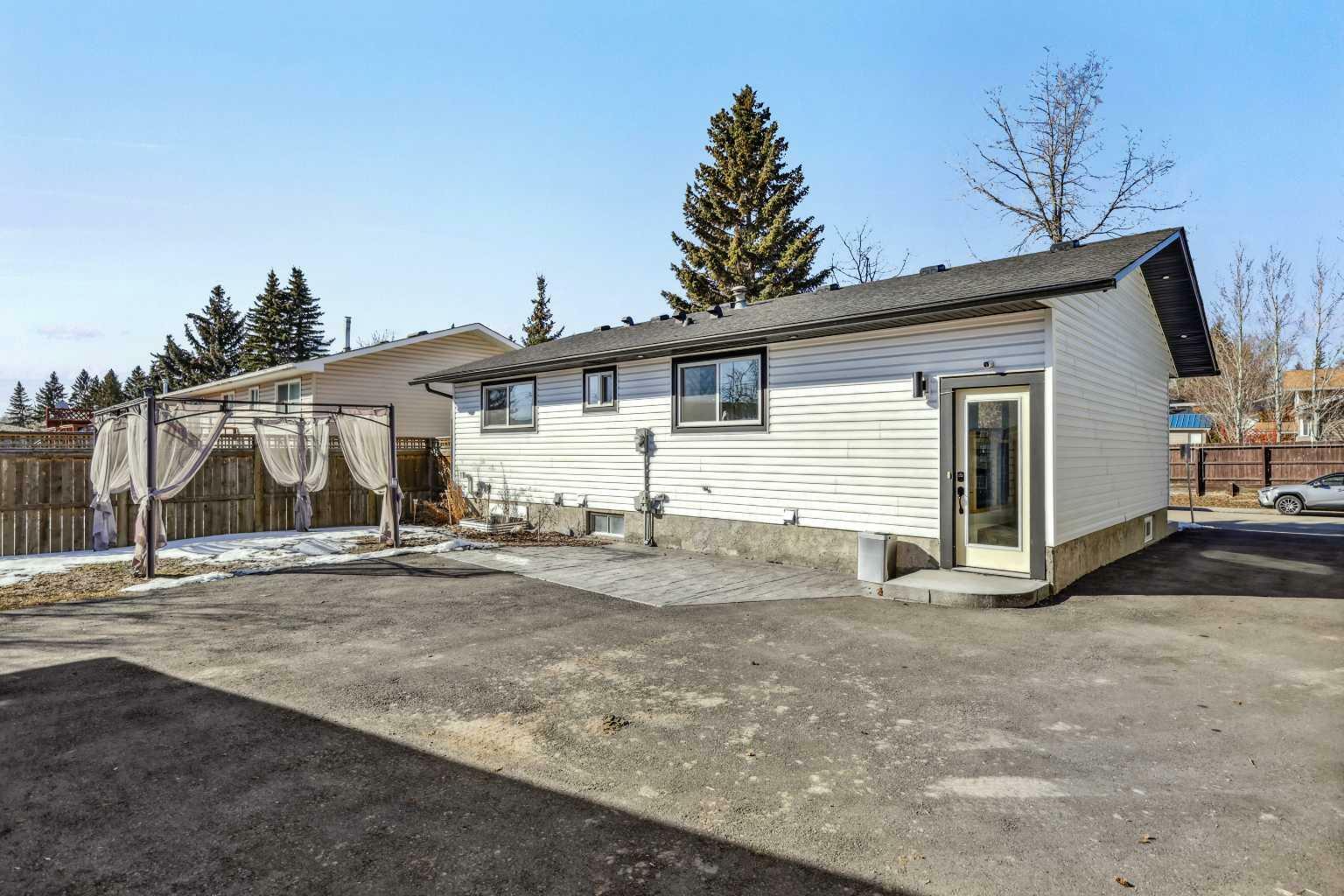 Property Photo:  392 Cantrell Drive SW  AB T2W 2E4 