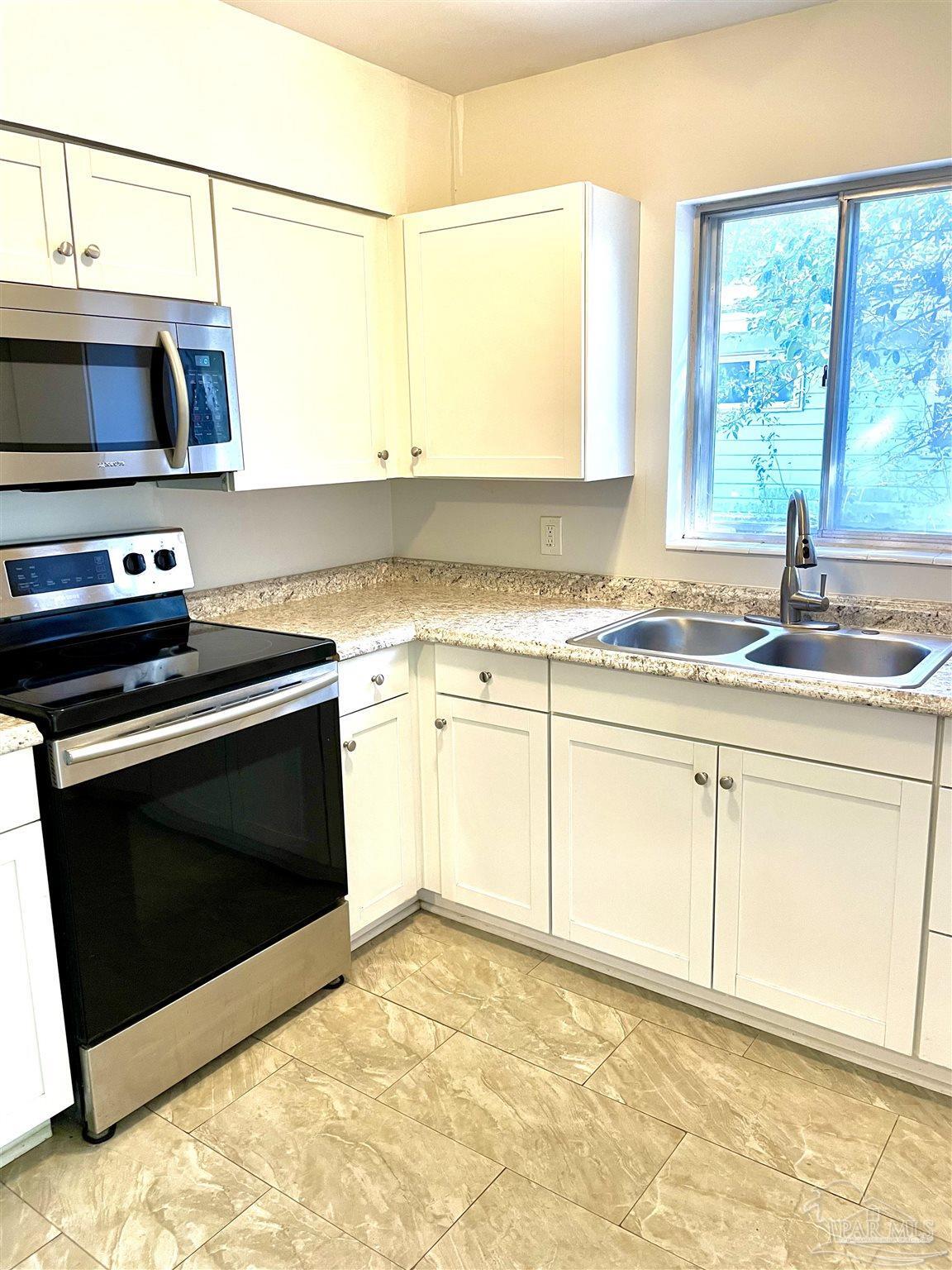 Property Photo: 4507 Landes Dr FL 32505