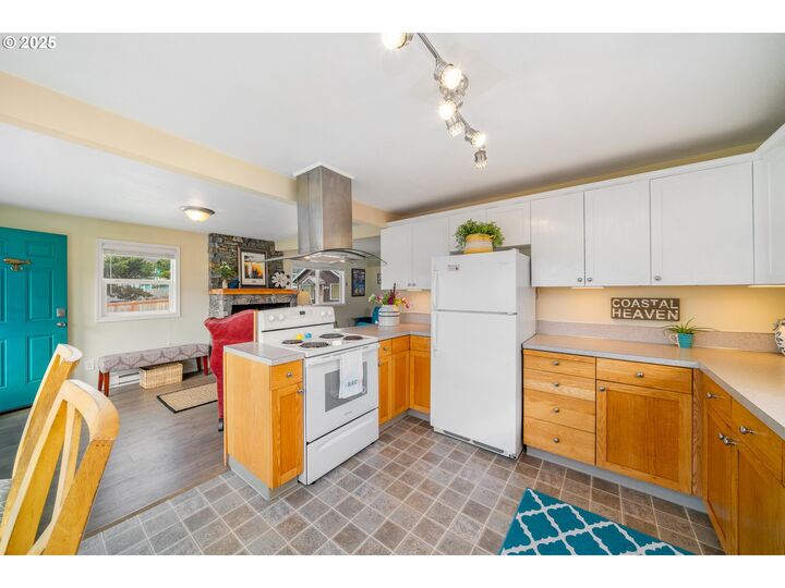 Property Photo:  366 N Pacific St  OR 97136 