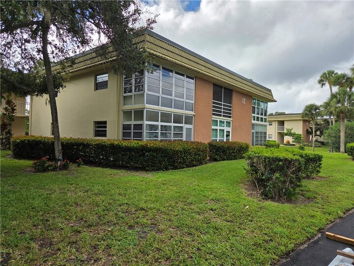 Property Photo:  12 Vista Gardens Trail 105  FL 32962 
