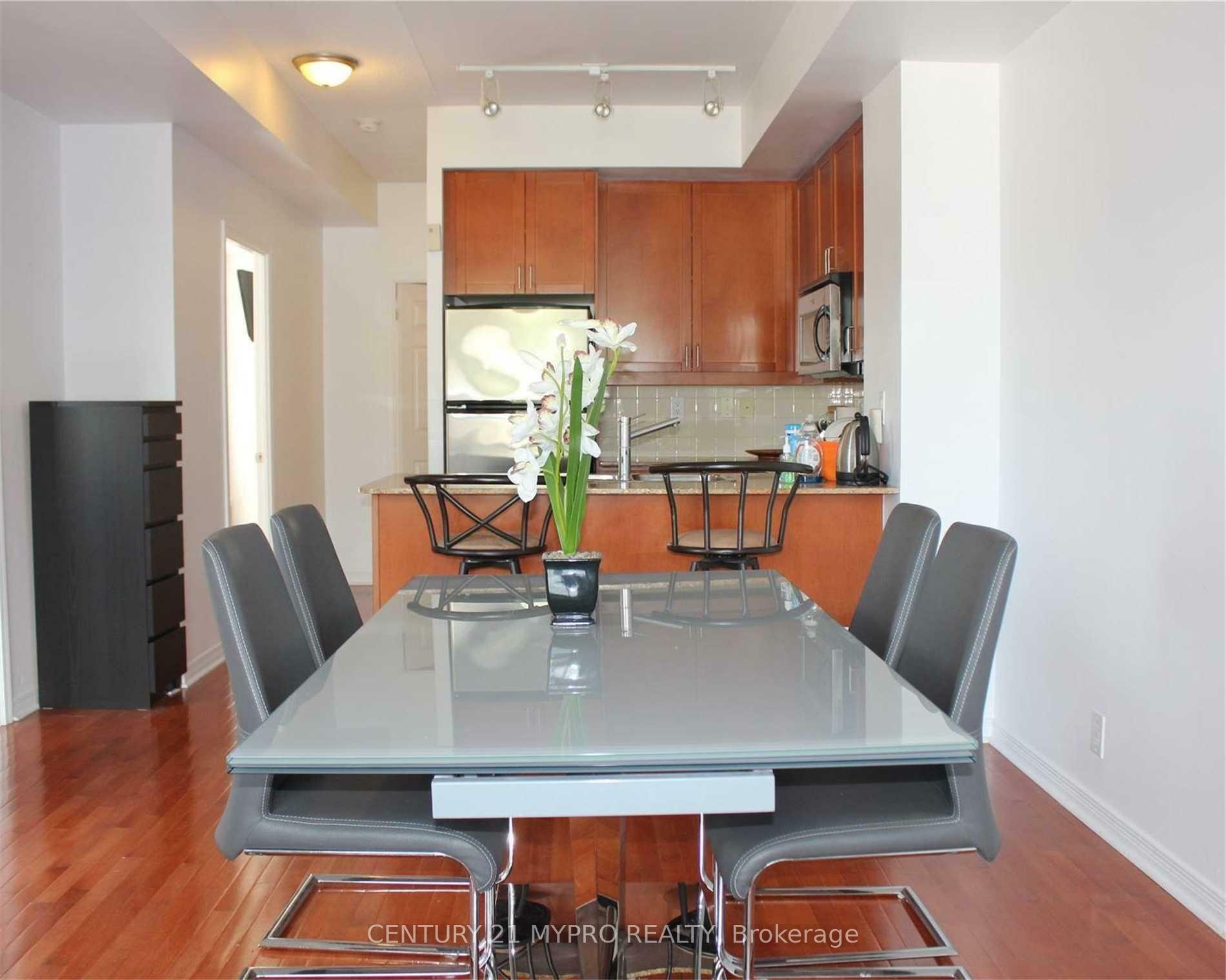 Property Photo:  736 Spadina Avenue 315  ON M5S 2J6 