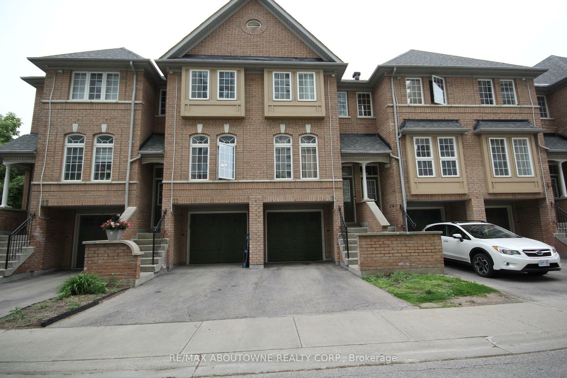 Property Photo: 50 Strathaven Drive 9 ON L5R 4E7