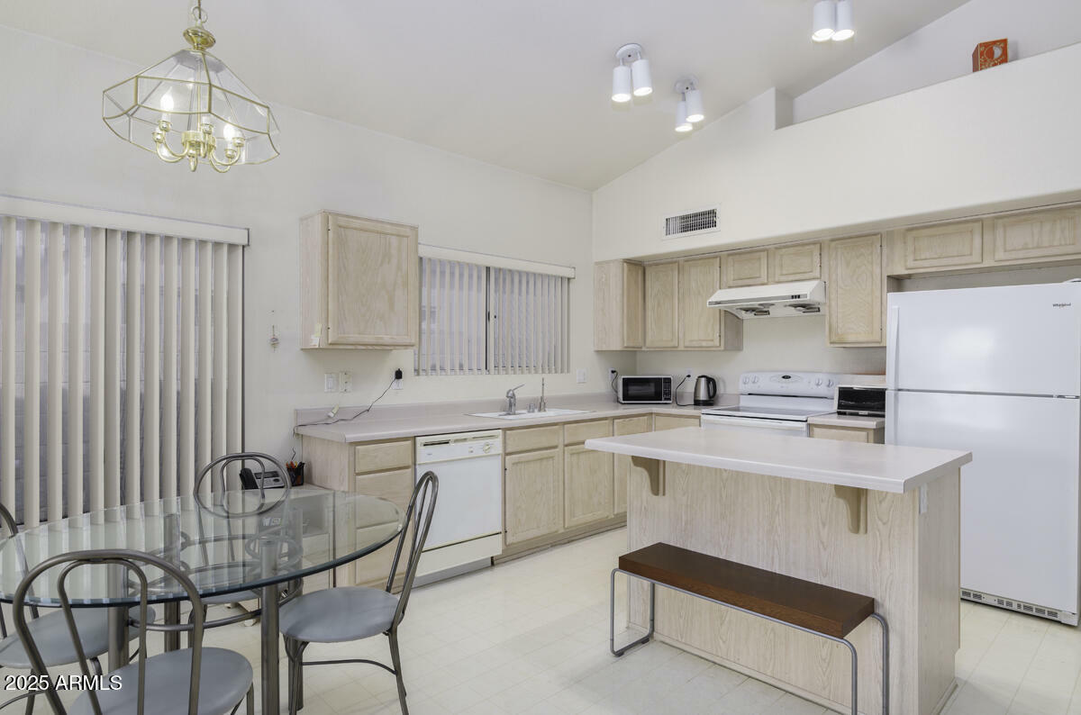 Property Photo: 1009 E Brentrup Drive AZ 85283