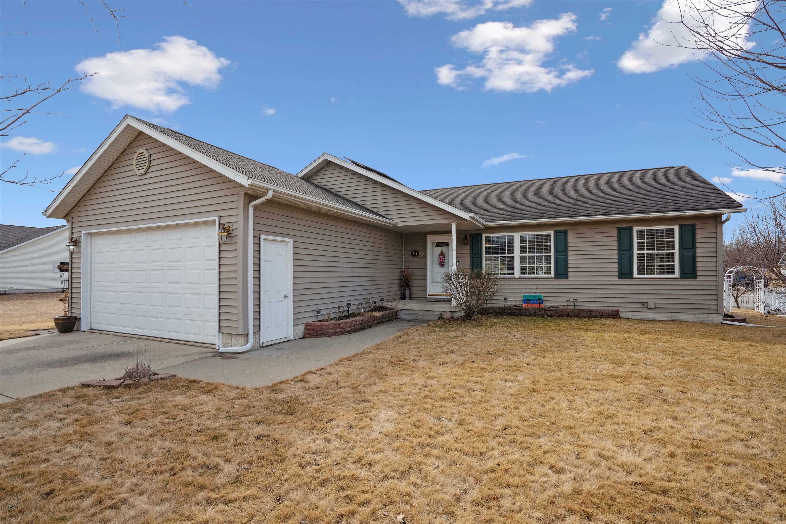 Property Photo:  810 Jakob Lane  IA 50707 