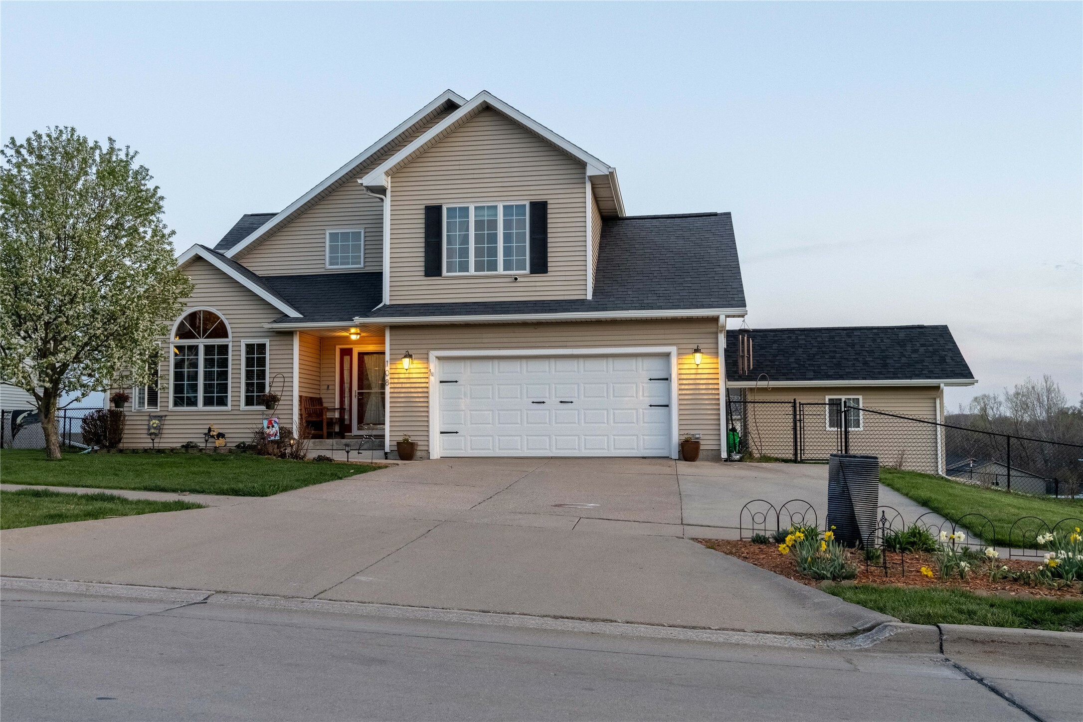 Property Photo:  108 Golfview Drive  IA 50213 