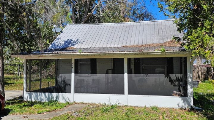 Property Photo:  416 SE 3rd Avenue  FL 32696 